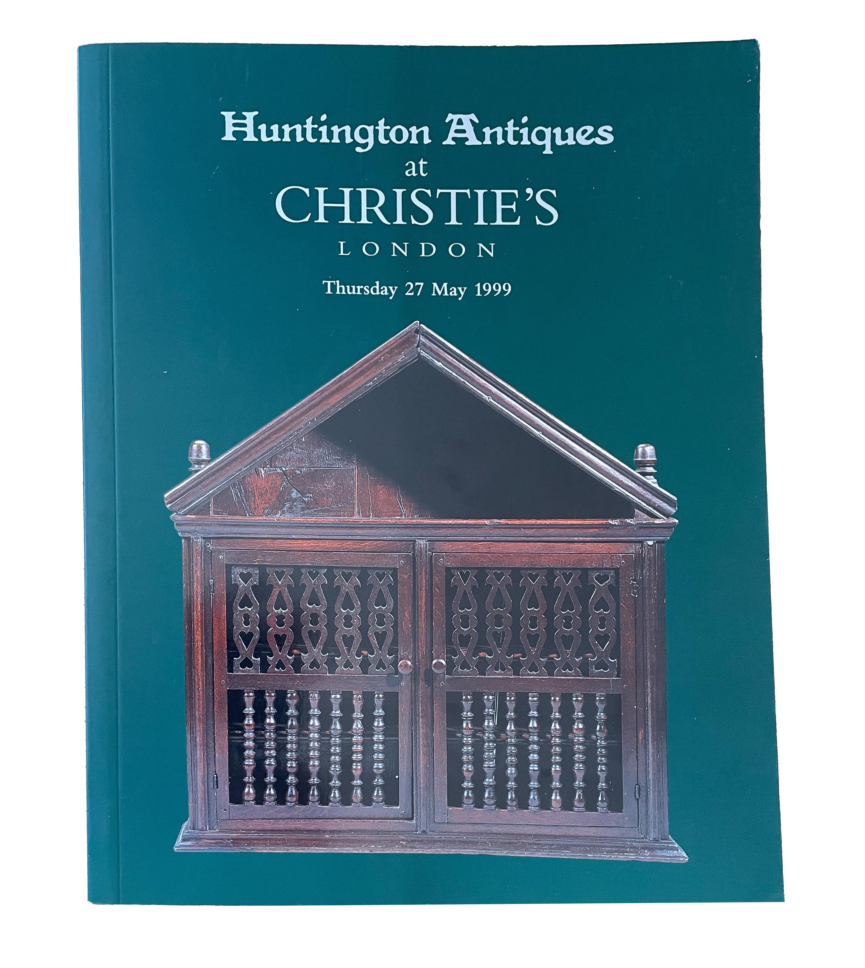 Seltene antike Queen Anne-Koffertruhe für Kinder aus geschnitzter Ulme, datiert Ex Christie's 1706 im Angebot 12