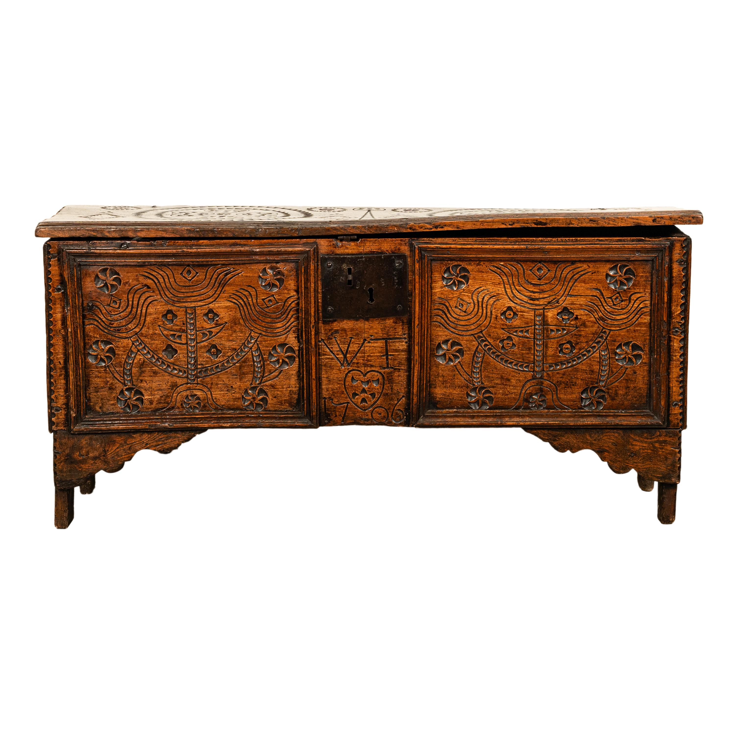 Eine äußerst seltene englische Truhe mit geschnitzten Ulmenbrettern aus der Queen-Anne-Zeit, datiert 1706, Ex-Christie's .
Diese sehr seltene Schatulle wurde bei der hochkarätigen Christie's-Auktion von Huntington Antiques am 27. Mai 1999 in London