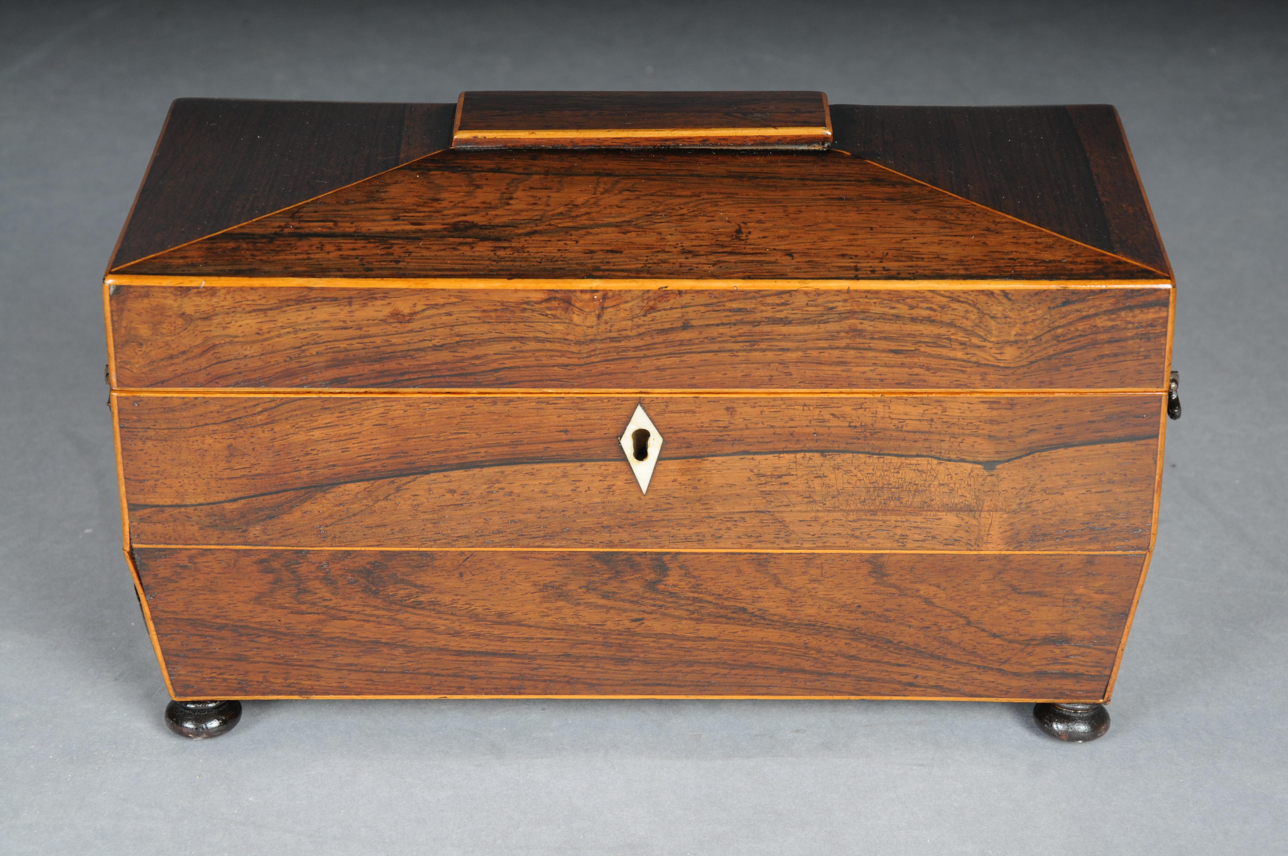 Seltene antike Regency-Schatulle/Box, um 1830, England

Massivholz mit Palisanderfurnier, frühes 19. Jahrhundert, England. Außergewöhnlicher Korpus mit einem sehr feinen und hochwertigen Furnierbild. Abschließbare Box. Griffe aus Messing an der