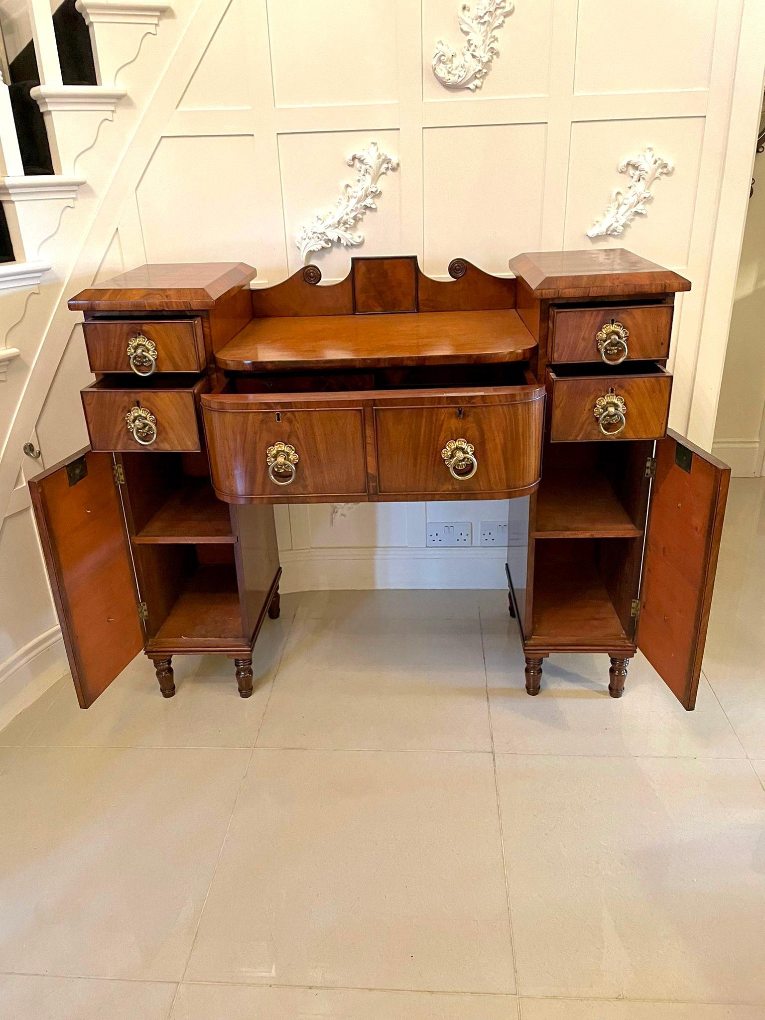 Rare buffet secrétaire ancien en acajou de qualité Regency en vente 4