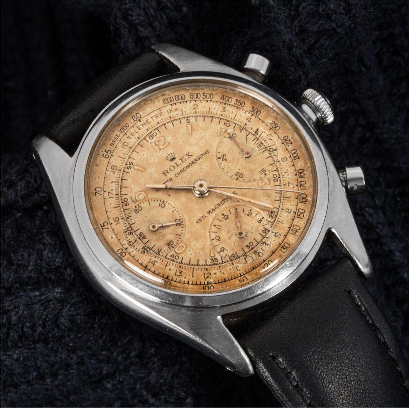 Datant des années 1940, ce Rolex Chronographe en acier inoxydable est extrêmement rare. Dotée d'un cadran argenté d'origine (qui a vieilli avec le temps) avec des fonctions comprenant un chronographe et l'affichage de la petite seconde. Le boîtier