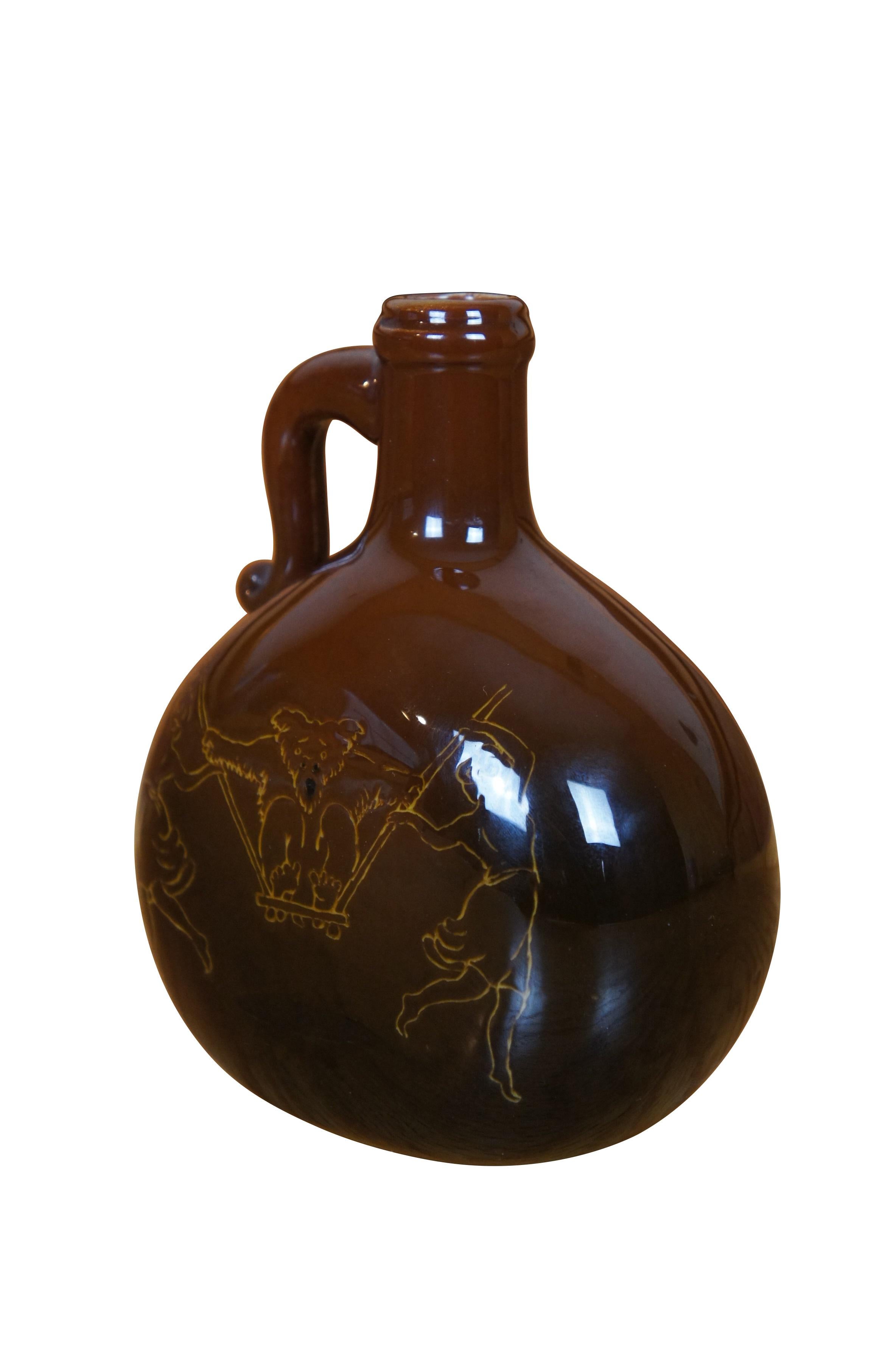 Seltene antike Rookwood Edward Cranch Pilgerflasche / Whiskeykrug / Vase mit brauner Irisglasur mit geschnitztem schwingendem Bär / Koala und zwei tanzenden Damen.  Form 85, W steht für weiß und bedeutet, dass eine Iris-Glasur verwendet