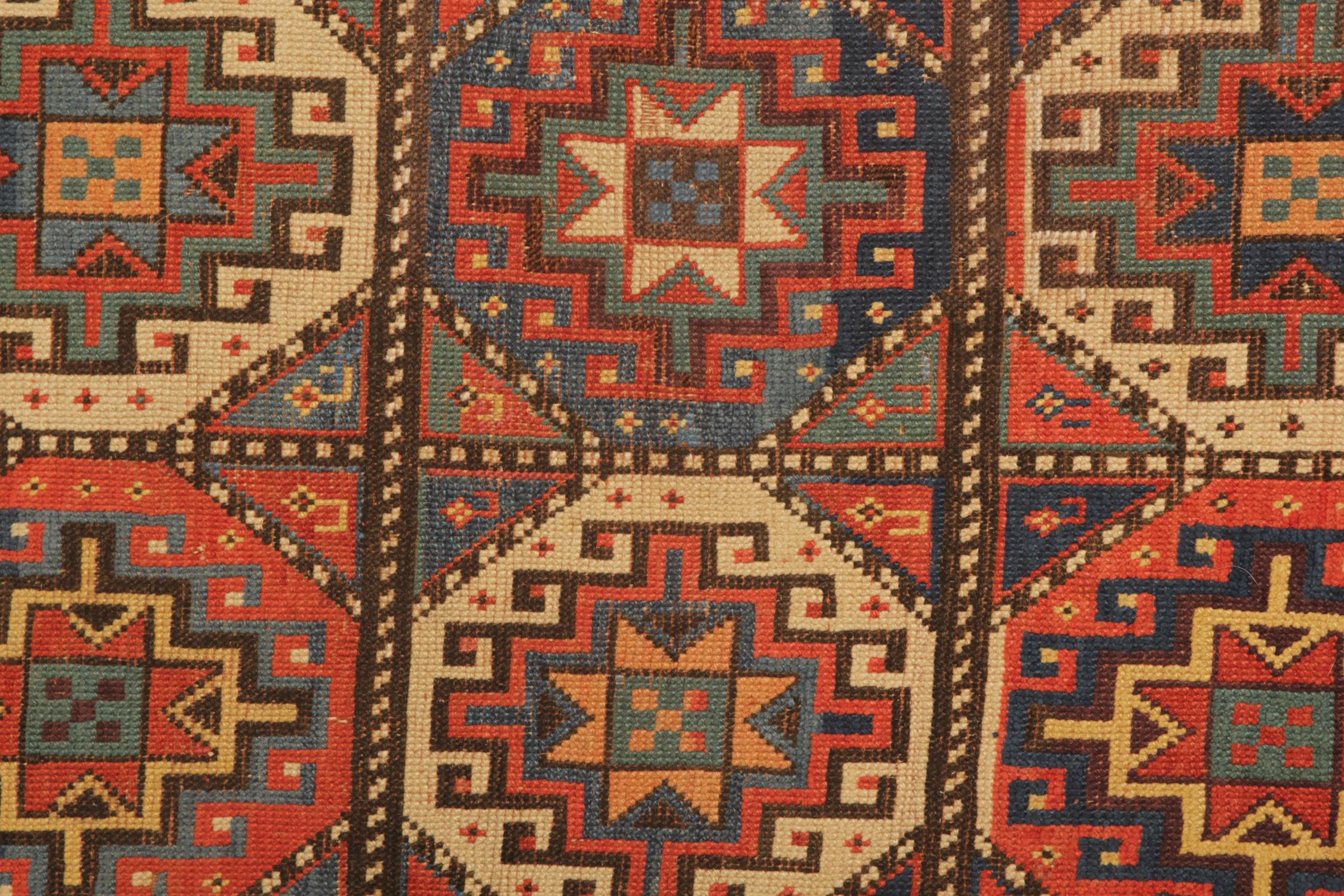 Ein hervorragendes Beispiel für kaukasische Teppichweberei aus der kasachischen Region Aserbaidschans. Obwohl diese orange-roten Grund all-over gemusterten Teppiche kann wie aus der Ferne, aber diese gewebten Teppich hat eine große Auswahl an