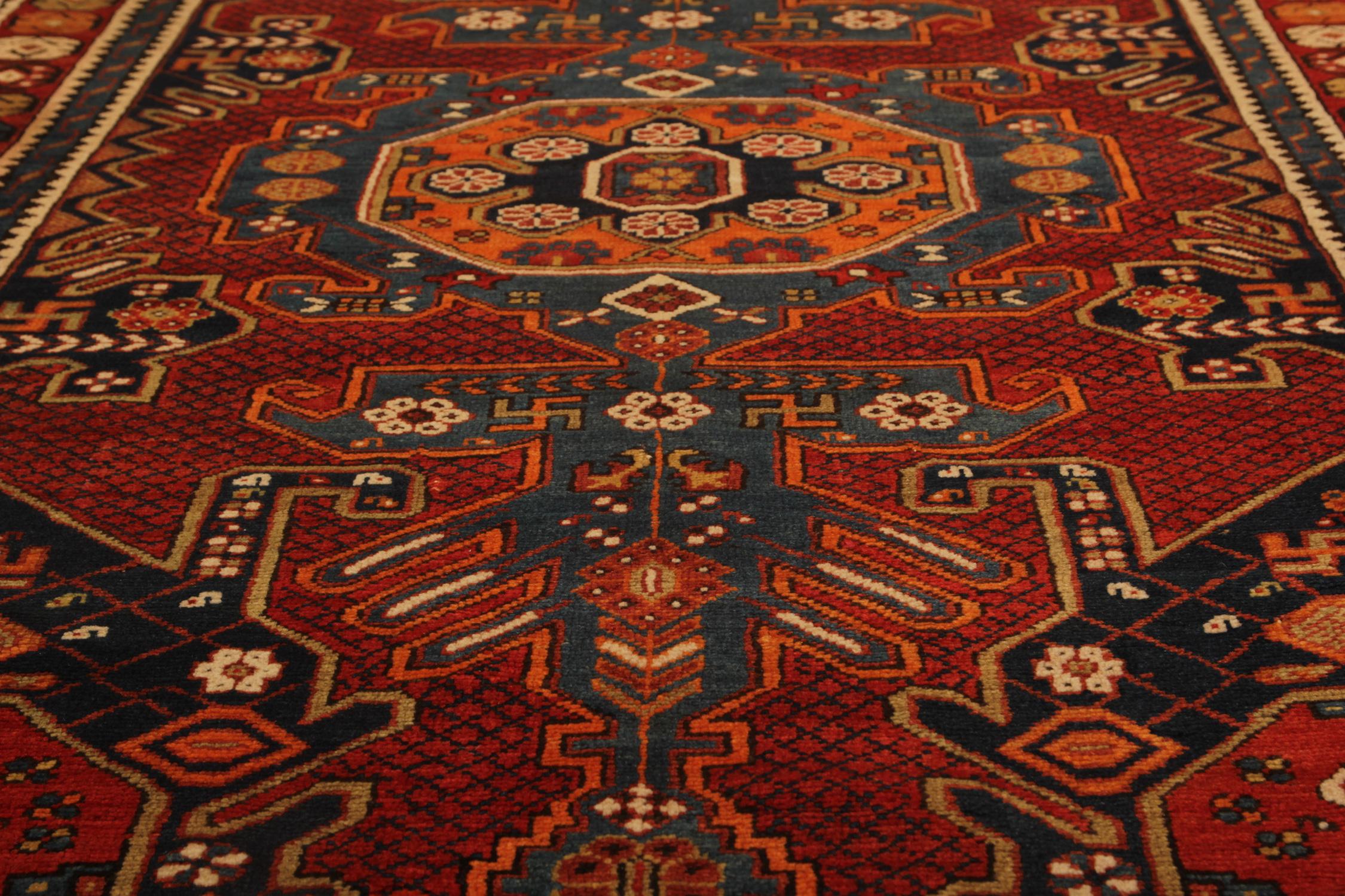 Rare Antique Rug Kazak Caucasian Red Medallion Rug Handmade Carpet of kuba Area In Excellent Condition For Sale In Hampshire, GB