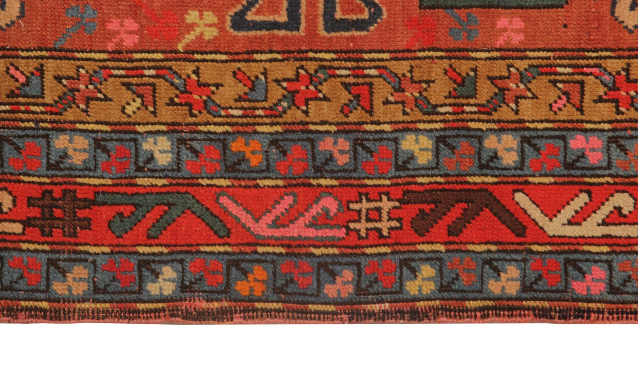 Versetzen Sie sich mit unserem seltenen antiken roten Teppich, einem wahren Meisterwerk aus der Region Schirwan im Kaukasus, in die reiche Geschichte zurück. Dieses orientalische Wunderwerk wurde in den 1880er Jahren von geschickten Handwerkern