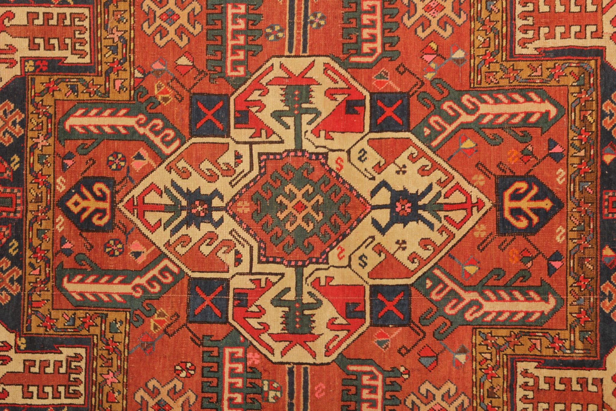 Seltener antiker kaukasischer orientalischer Teppich, handgefertigter Teppich aus der Shirvan-Region (Art déco) im Angebot