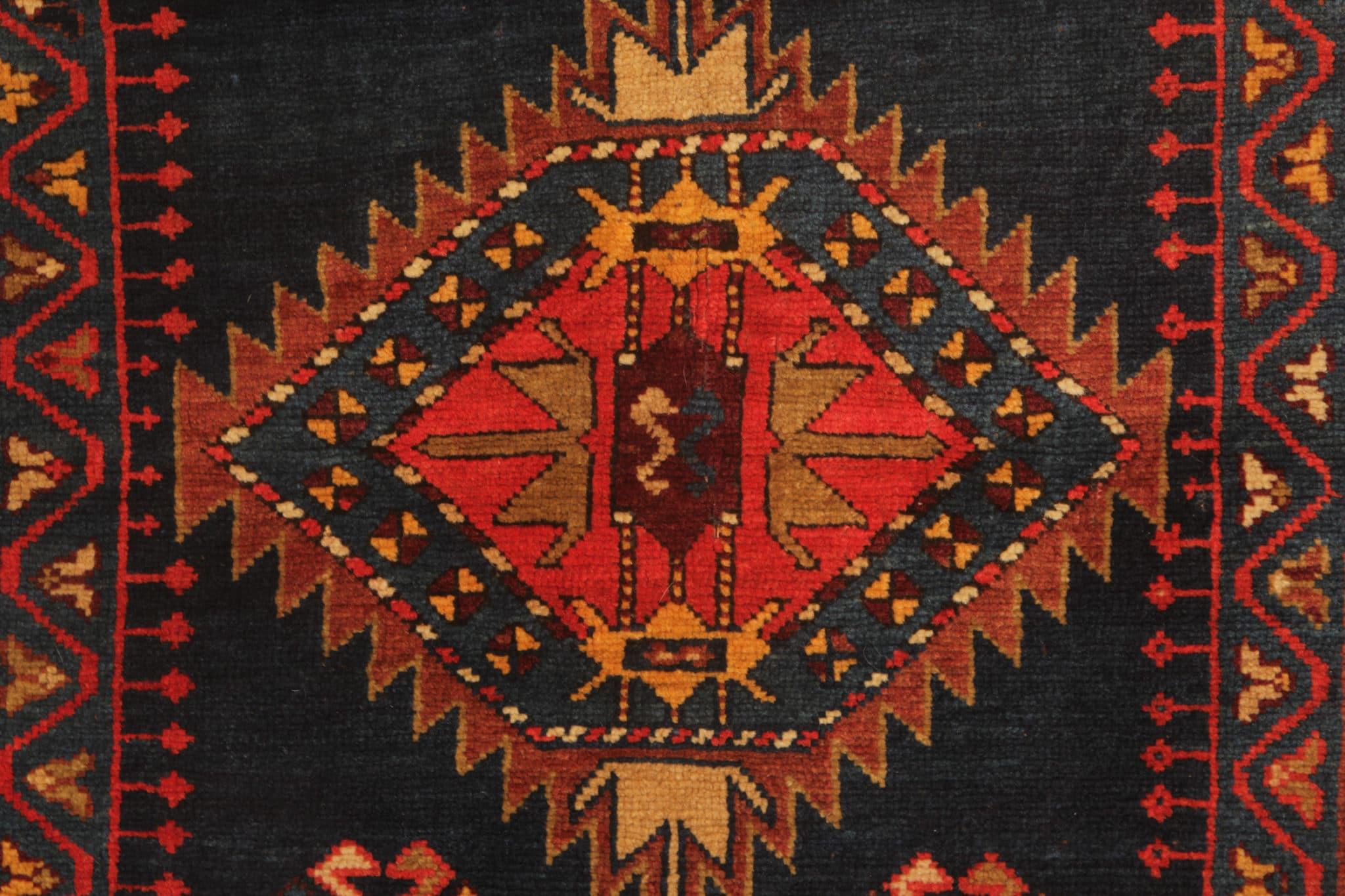 Seltener antiker kaukasischer orientalischer Teppich, handgefertigter Teppich aus der Shirvan-Region (Art déco) im Angebot