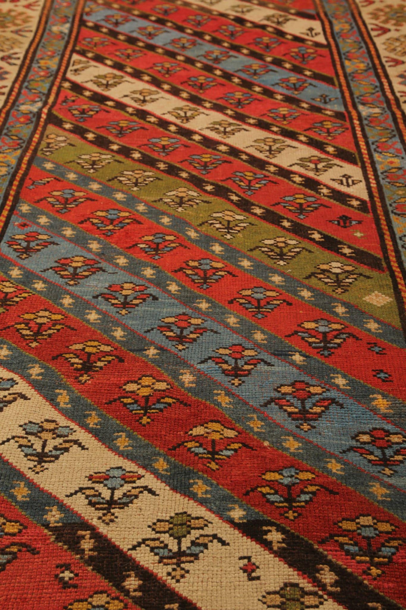 Tauchen Sie ein in die Geschichte mit unserem seltenen antiken Teppich, einem fesselnden Stück Handwerkskunst aus der Kaukasusregion. Dieses orientalische Meisterwerk, das in den 1880er Jahren mit großer Sorgfalt handgeknüpft wurde, befindet sich in