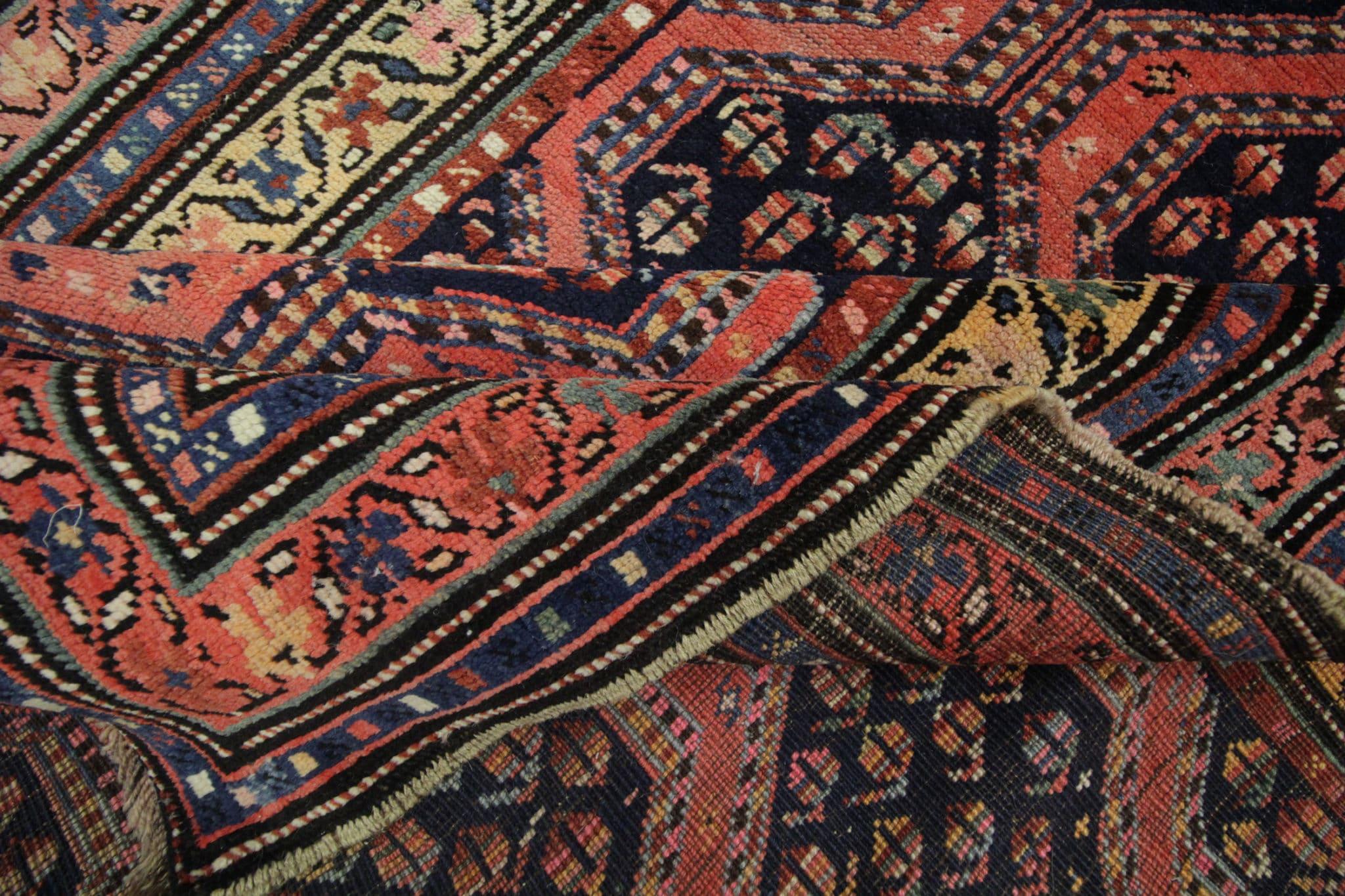 Tauchen Sie ein in die reiche Geschichte und den zeitlosen Charme unseres seltenen antiken kaukasischen Teppichs. Dieses exquisite Stück besticht durch sein fesselndes Geflecht, das sorgfältig von Hand geknüpft wurde. Die in den späten 1890er Jahren