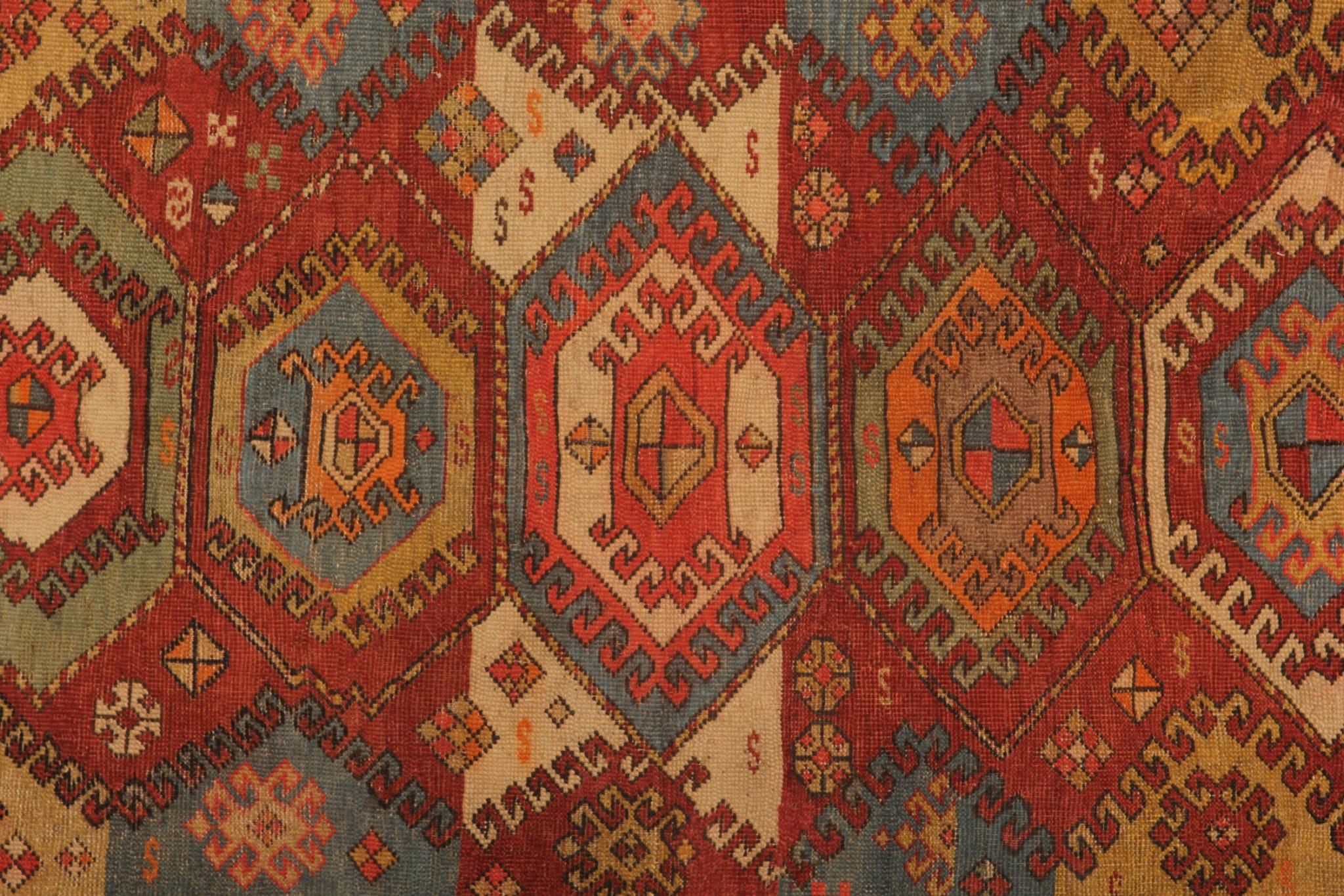 Lassen Sie sich von der zeitlosen Anziehungskraft unseres seltenen antiken, handgefertigten, geometrischen roten Teppichs verzaubern, der von Geschichte und kulturellem Reichtum durchdrungen ist. Dieser exquisite Teppich aus den geschätzten