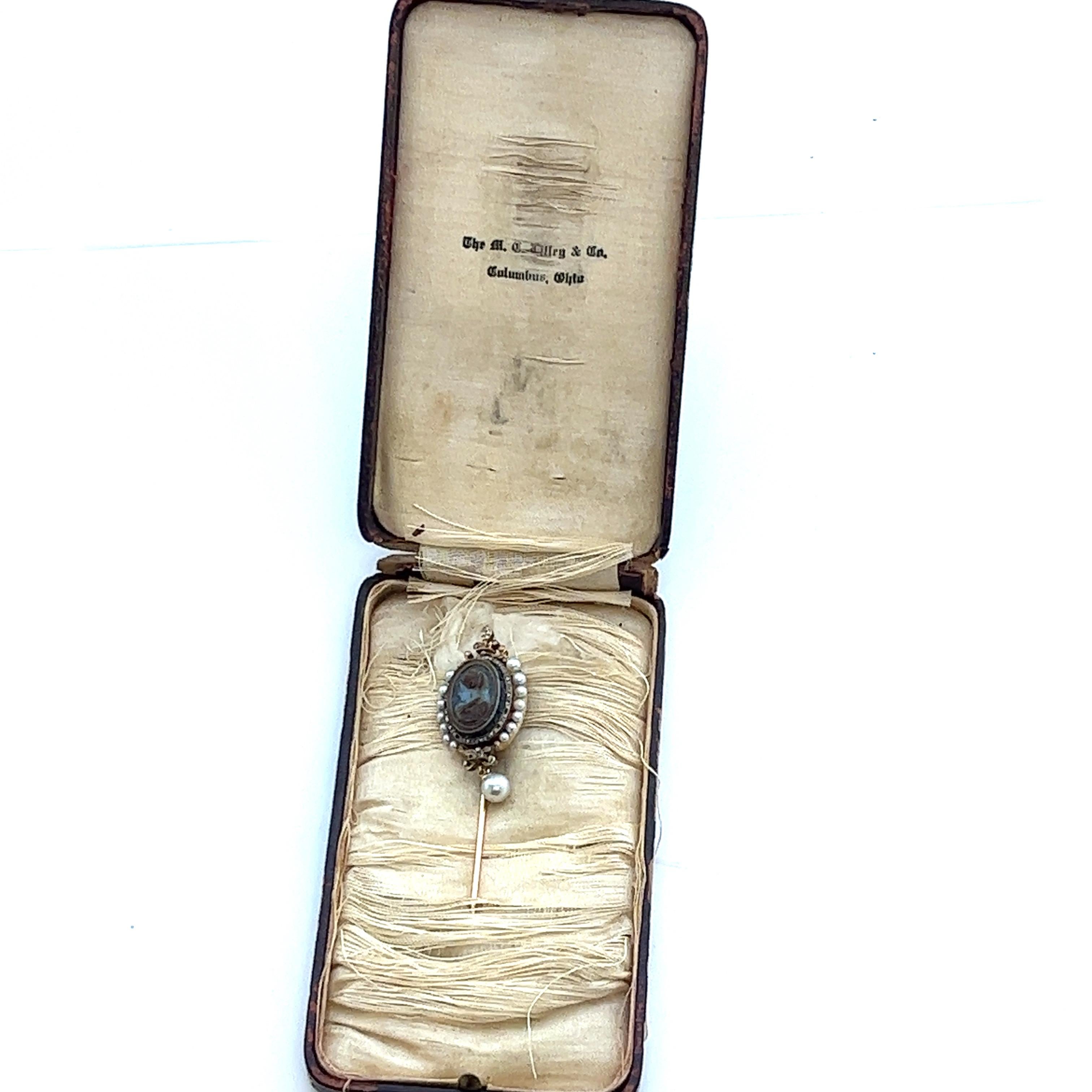 Seltene antike Sardonyx Kamee-Anstecknadel - 18K Gold, Diamanten und Perlen, um 1850. (Rosenschliff) im Angebot