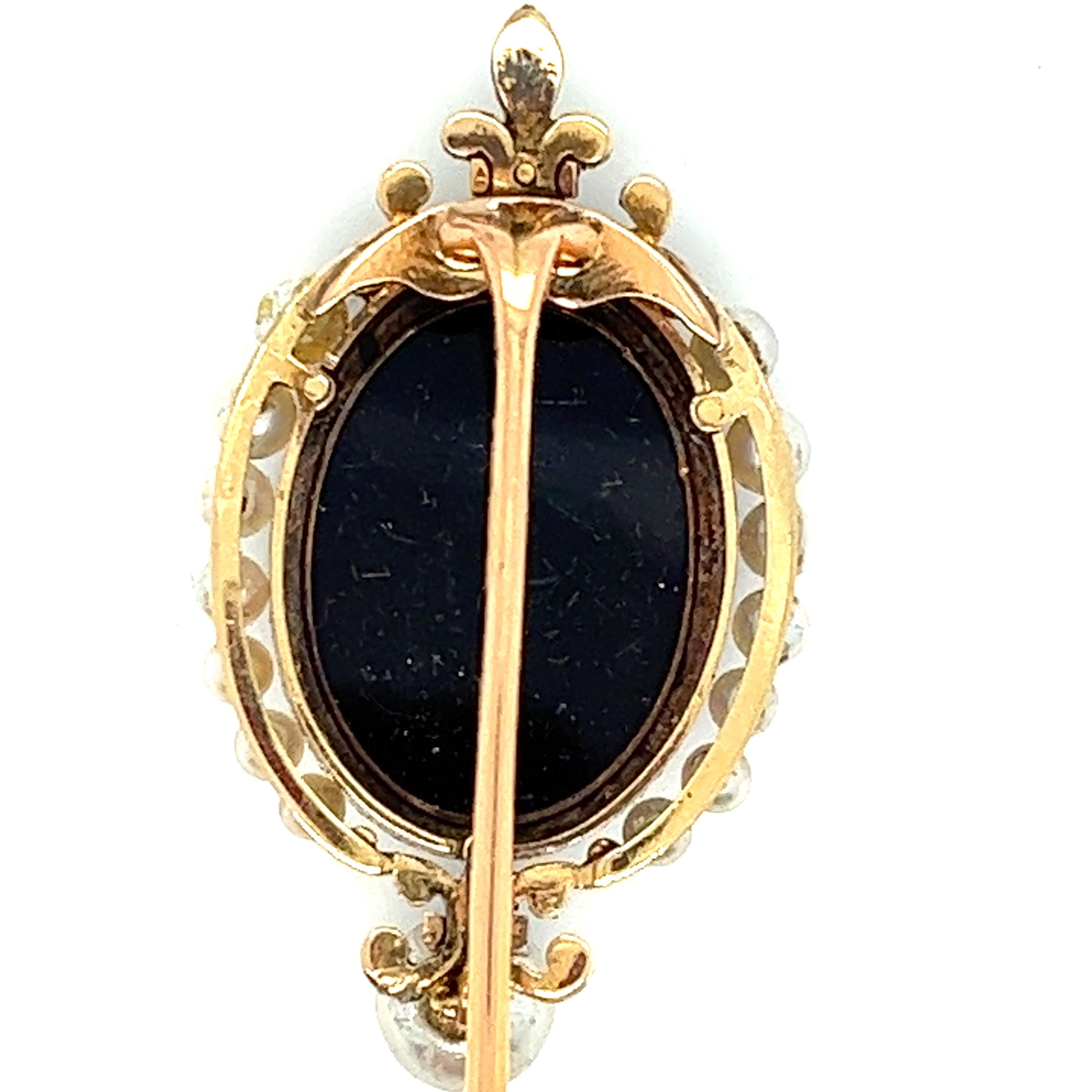 Seltene antike Sardonyx Kamee-Anstecknadel - 18K Gold, Diamanten und Perlen, um 1850. für Damen oder Herren im Angebot