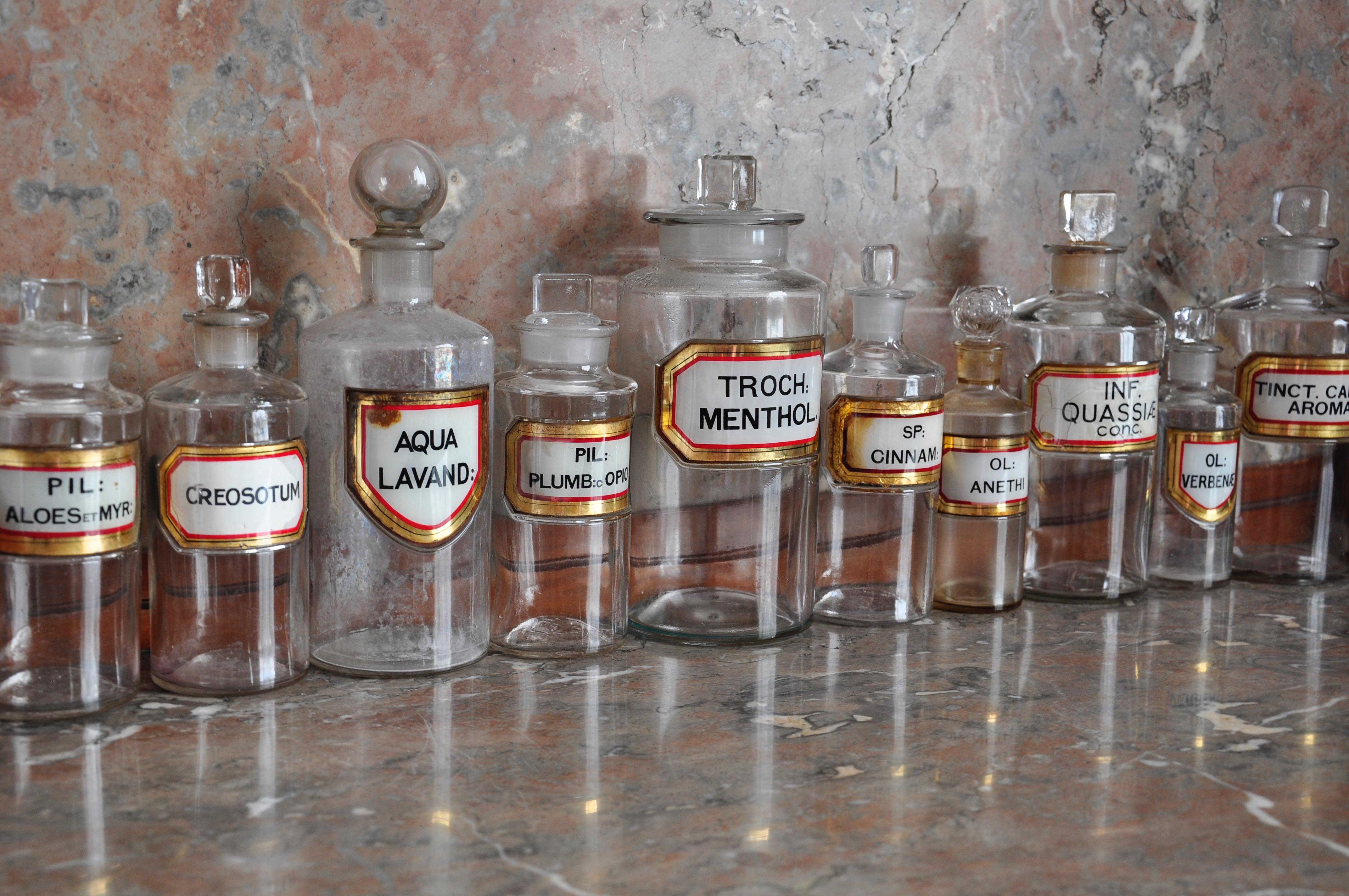 Title:
Rare antique set of 10 pharmacy bottles apothecary glass with gold leaf

  
Beautiful set of ten pharmaceutical bottles, circa 1900 originally from a chemists in Northern Ireland. Note the exquisite gold leaf framed labels which make them