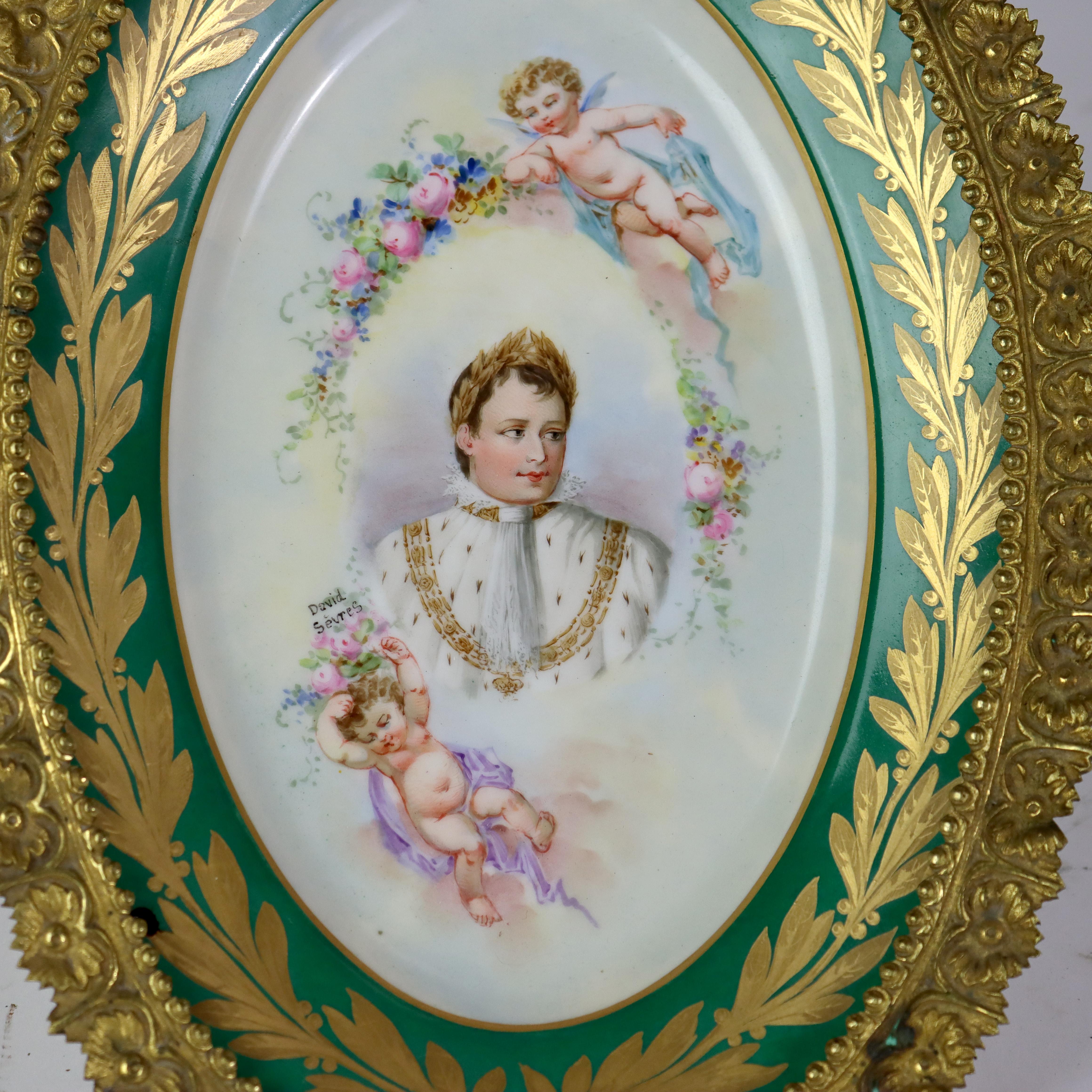 Rara placca da parete ovale in porcellana e bronzo di Sèvres della prima incoronazione di Napoleone Bonaparte firmata da David Sèvres nel C1804.    
Misure: 15