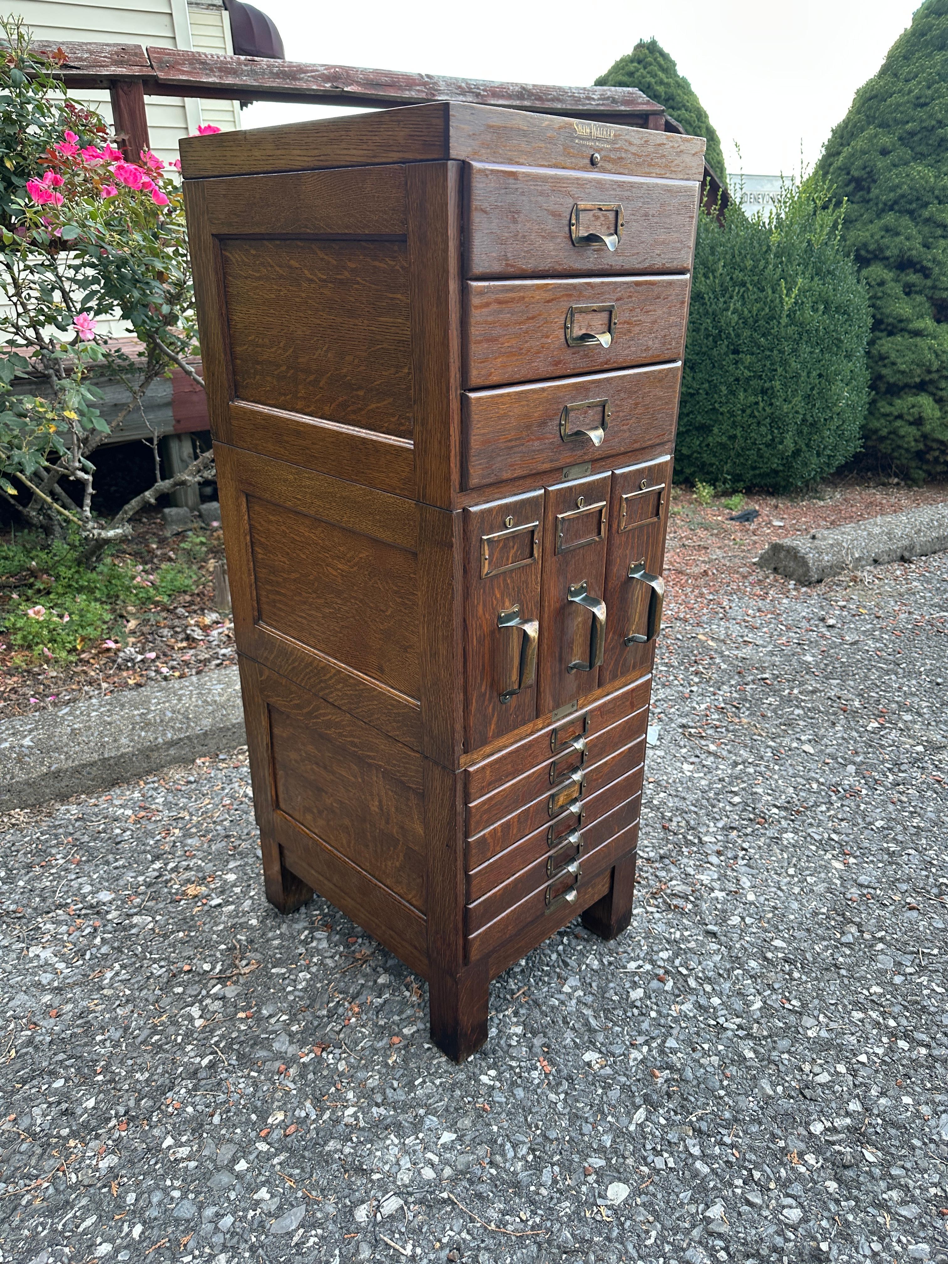 Seltene Antiquitäten   SHAW- WALKER   Aktenschrank in voller Größe - W5003      DALE

Dies ist eine seltene antike File Cabinet von Shaw Walker (Muskegon, Michigan) in den frühen 1900er Jahren gemacht.  Der Spiegel ist in ausgezeichnetem Zustand.