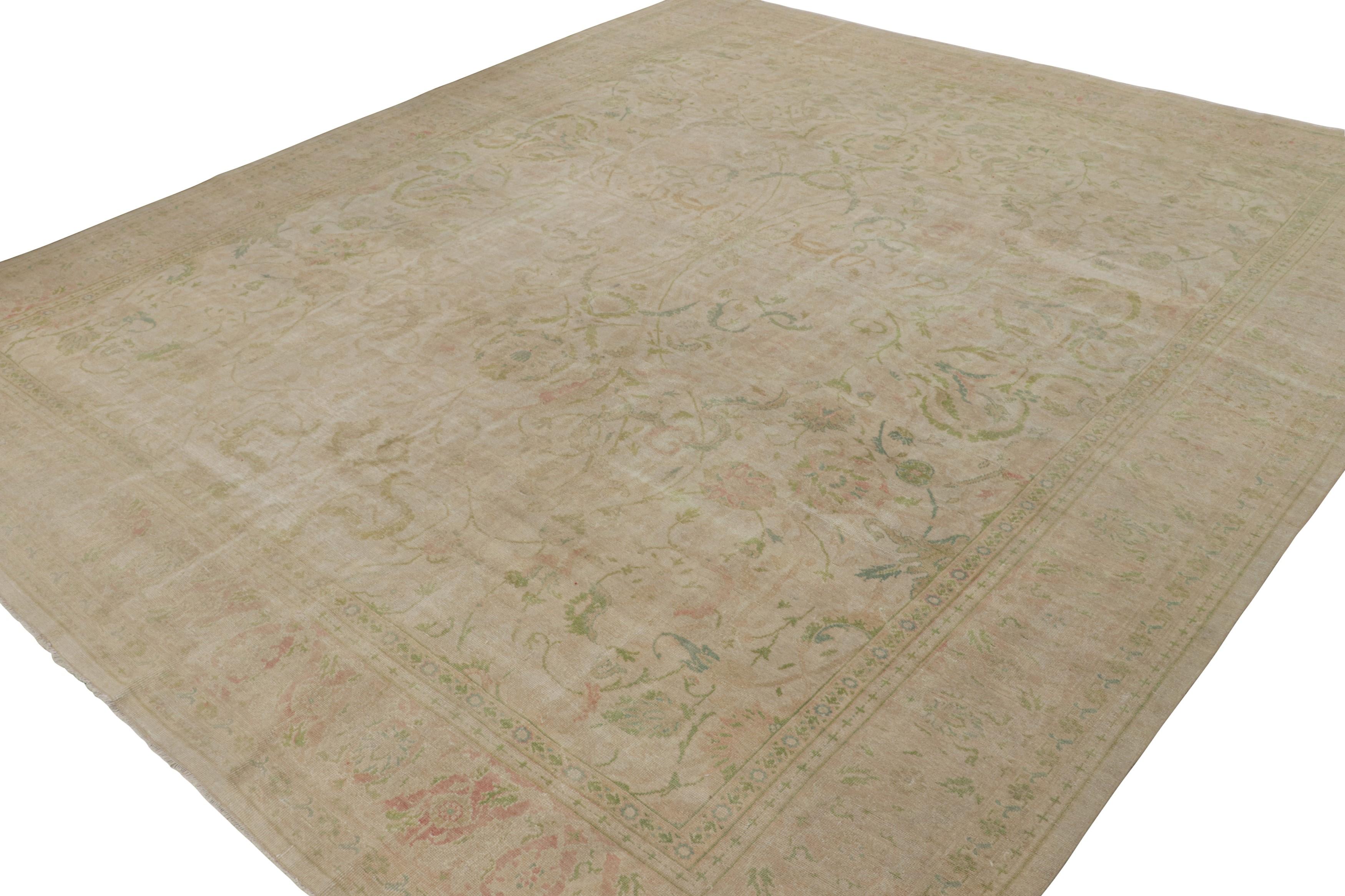Dieser 12x14 große antike Sivas-Teppich aus der Türkei (ca. 1920-1930) wurde von Hand aus Wolle geknüpft und zeigt rosa und grüne Blumenmuster mit einem beigen Unterton. 

Über das Design: 

Mit ähnlichen königlichen Farben wie die Oushak-Teppiche