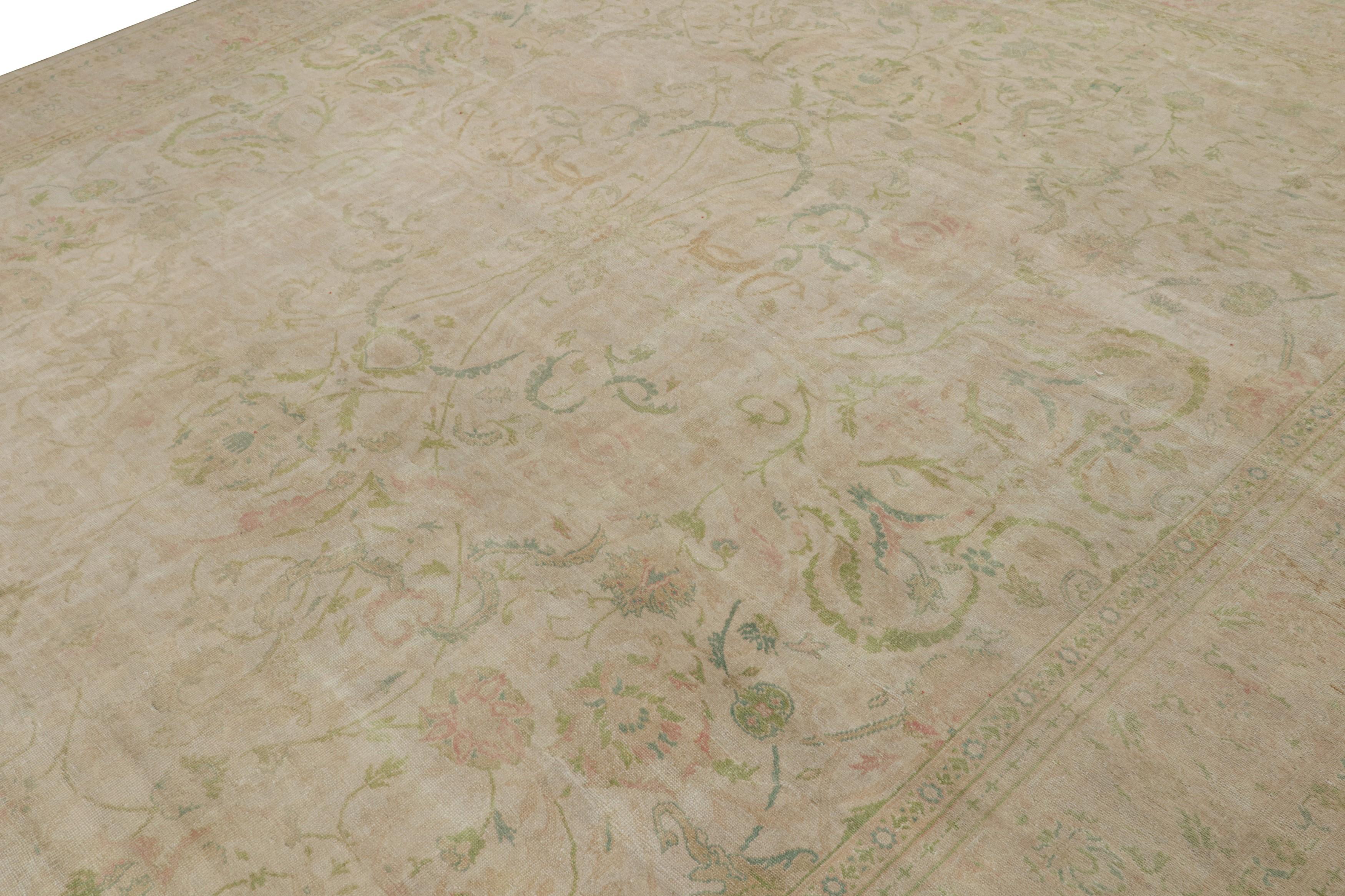 Seltener antiker Sivas-Teppich, mit rosa und grünen Blumenmustern, von Rug & Kilim (Handgeknüpft) im Angebot