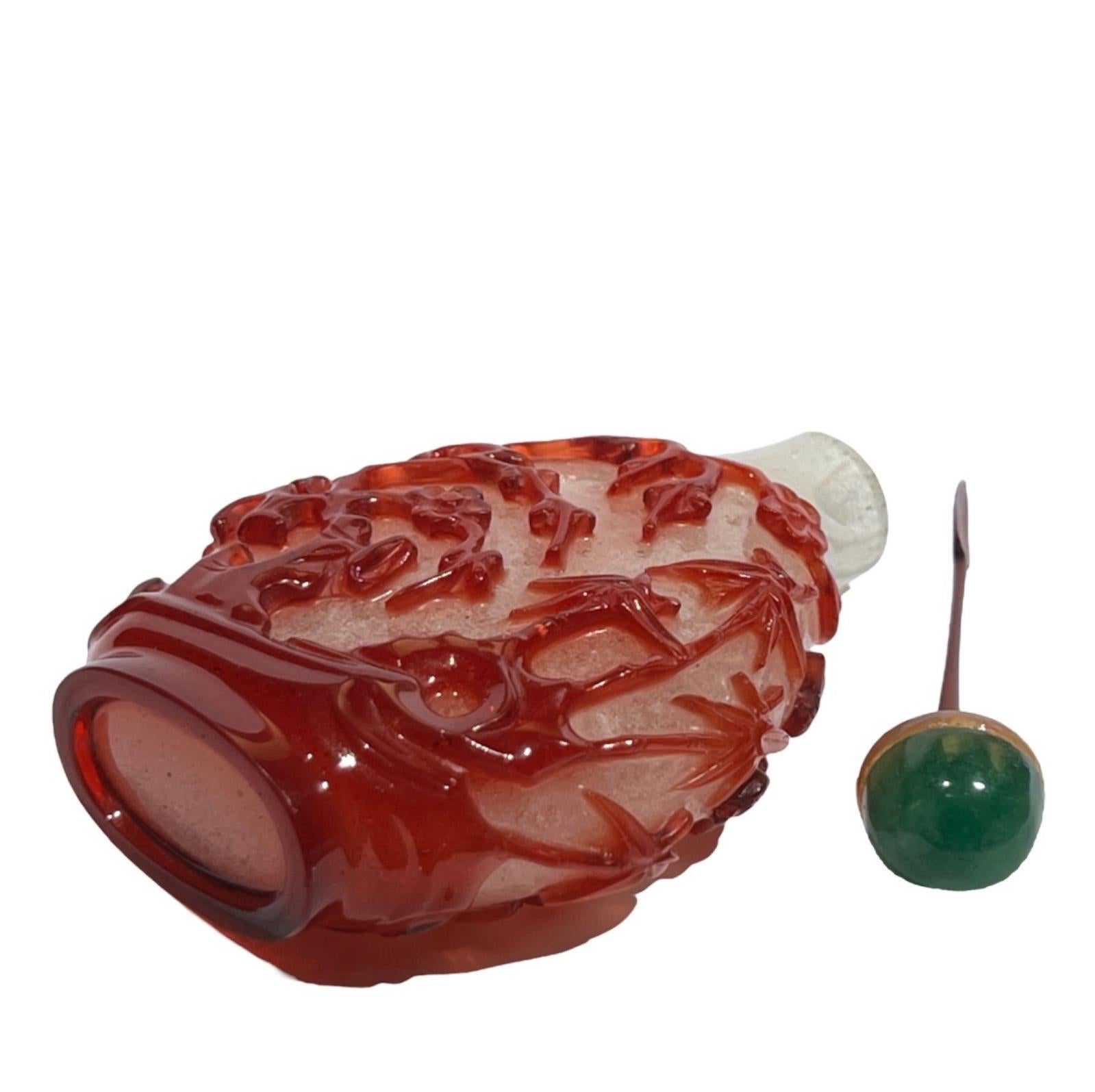 Chine, rare flacon de tabac à priser à décor rouge et serpents, XVIIIe siècle.
Flacon à priser en verre rouge sculpté sur un fond blanc de flocons de neige bouillonnants avec des pins, des prunus et des bambous.
Ensemble, un pin (Songshu), un bambou