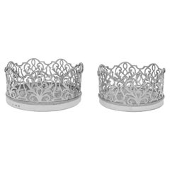Raro par de posavasos graduados de plata de ley antigua, Robert Garrard