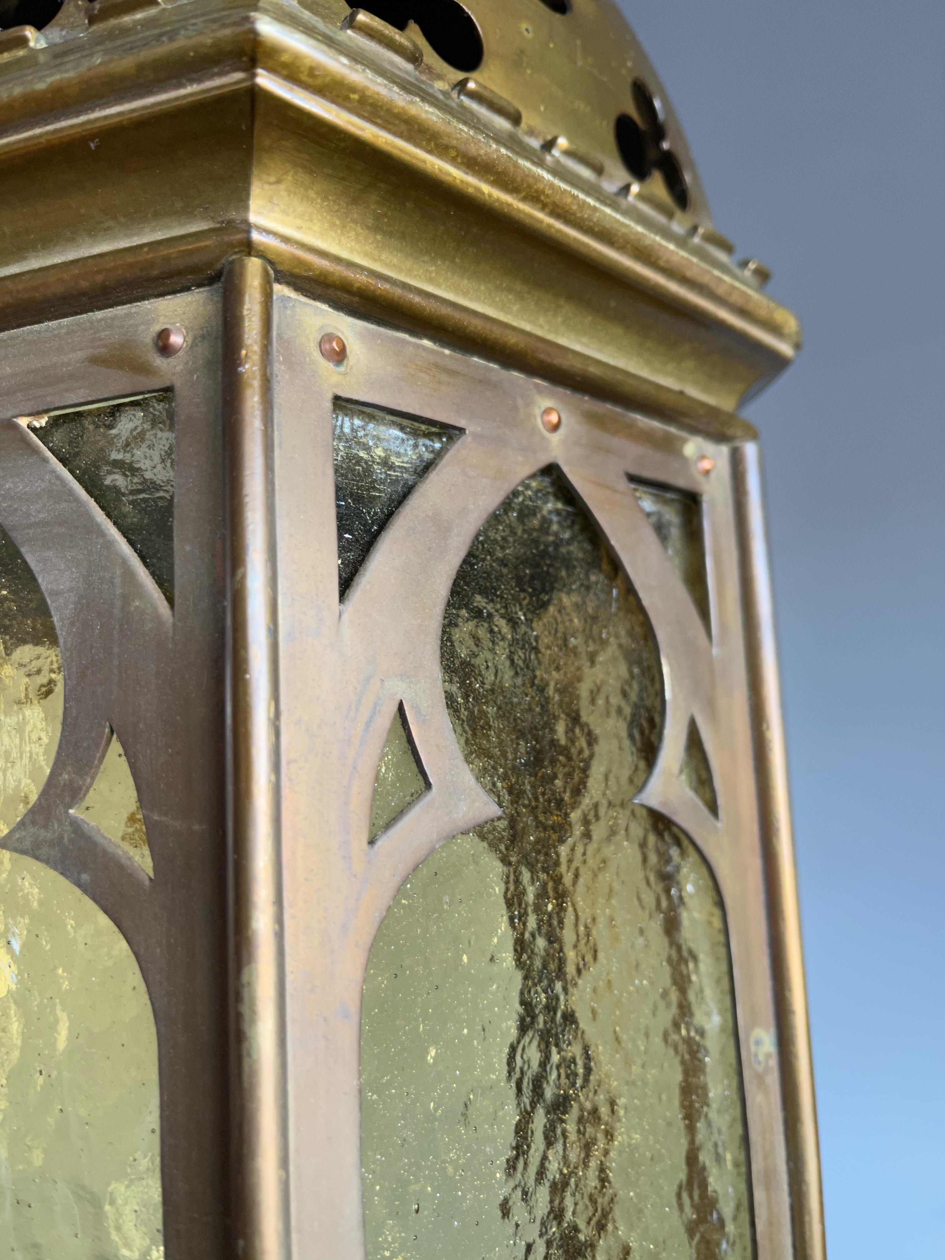 Seltene antike und stilvolle Gothic Revival-Messinglaterne aus Messing mit Kathedralenglasfenstern (Glas)