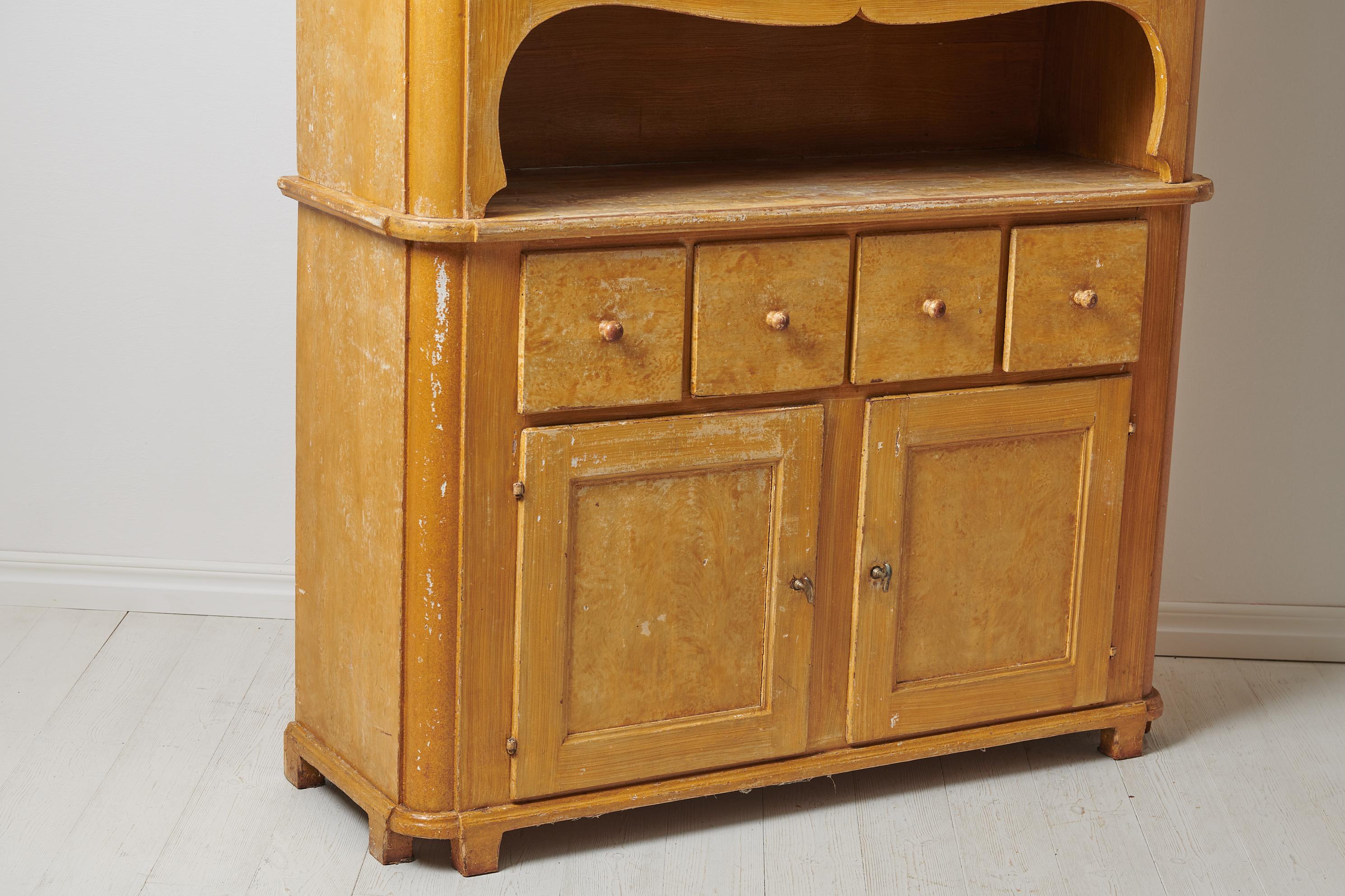 Pin Rare grand meuble de rangement ancien de style campagnard suédois du Nord en vente
