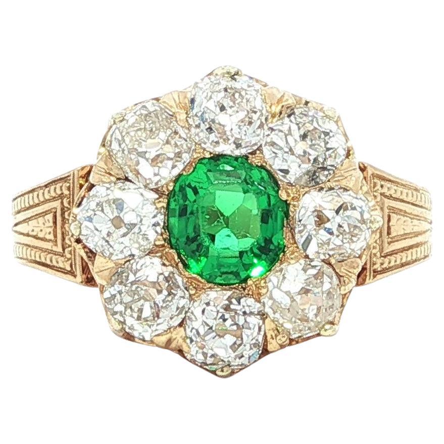 Rare Antique Tiffany 
Co. Bague halo en or jaune avec émeraude et diamant taillé à l
ancienne en vente