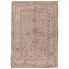 Raro tappeto antico Oushak turco tono su tono, accenti di corallo, circa 1920
