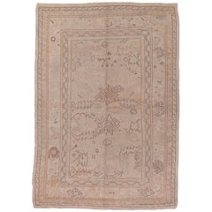 Rare tapis turc Oushak de ton ancien sur ton, accents de corail, vers les années 1920