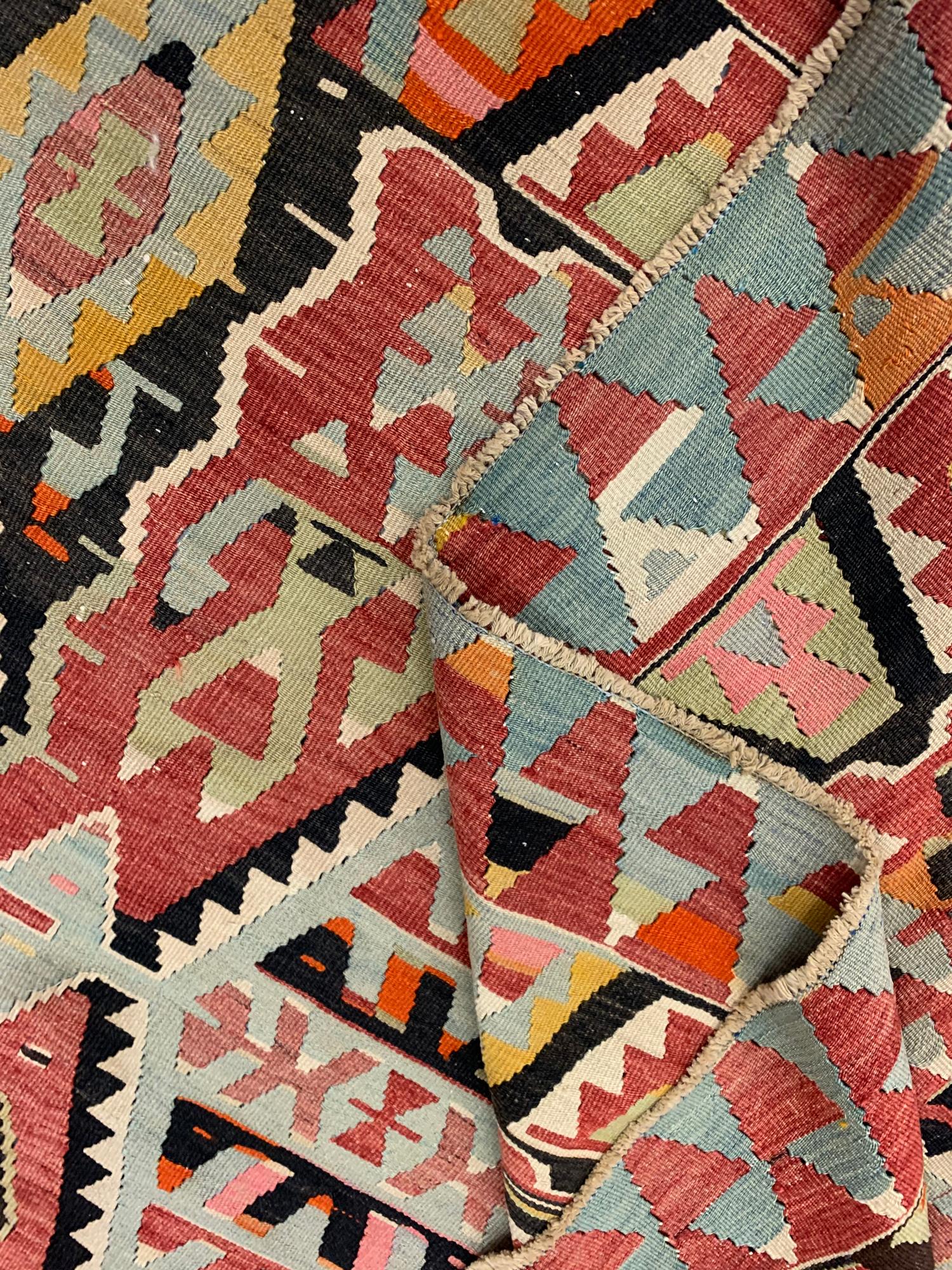 Antiker handgefertigter Kilims-Teppich, geometrischer türkischer Kelim-Teppich (Rustikal) im Angebot