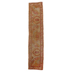 Antiker türkischer schmaler Oushak-Läufer für Flur, seltener antiker Wagireh-Teppich mit Muster