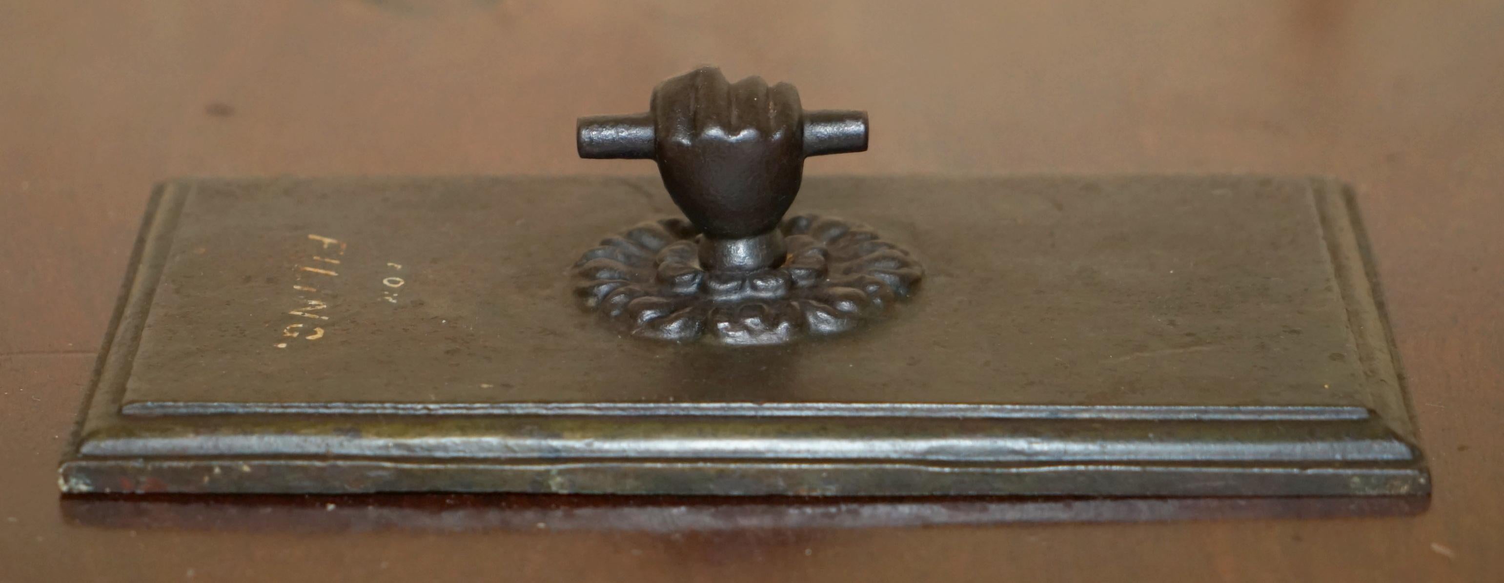 RARE ANTIQUE VICTORIAN A KENRICK & SONS N°5 CLENCHED FIST BRONZE PAPERWEIGHt For Sale 4