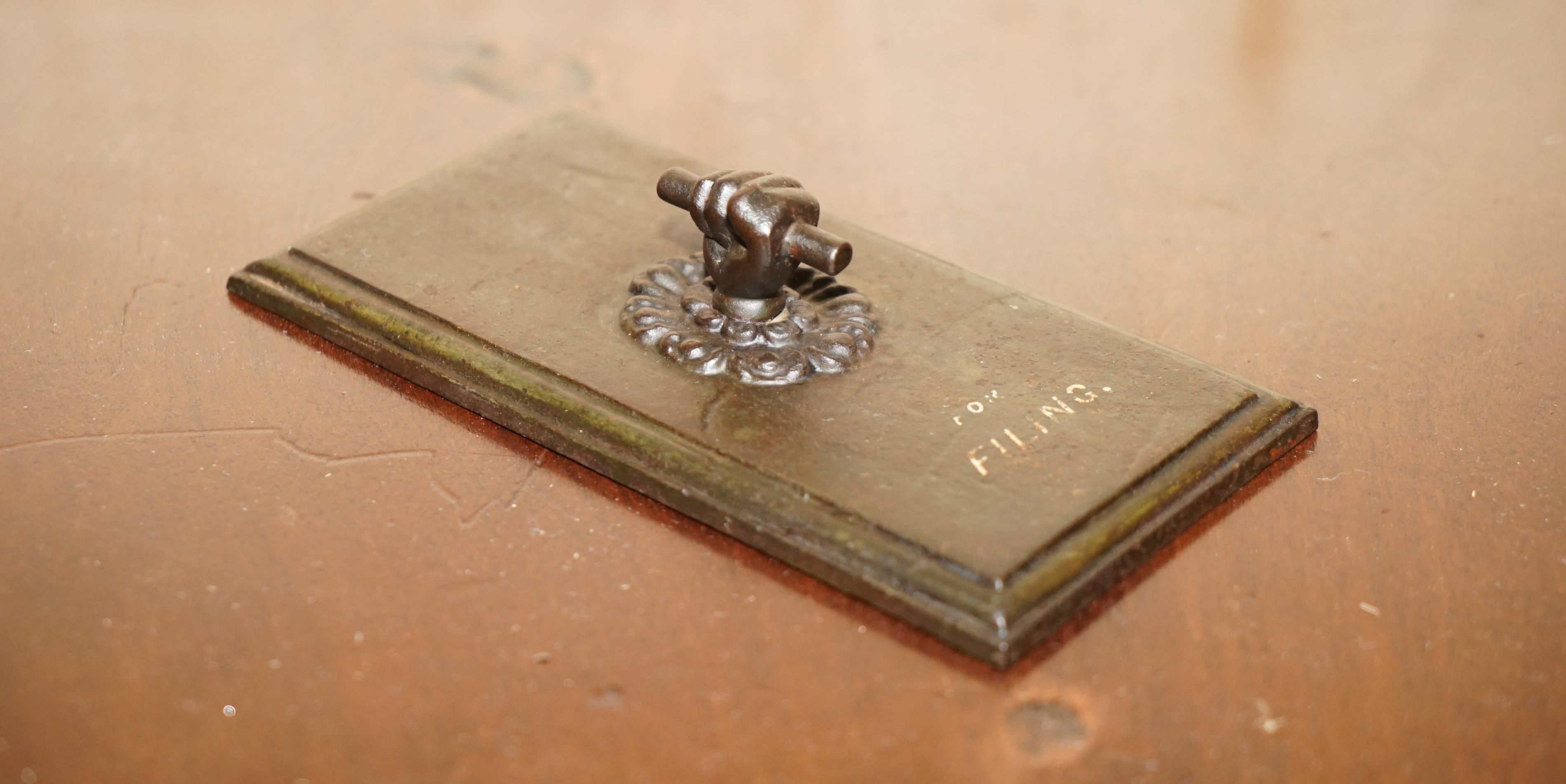 Wir freuen uns, diesen absolut exquisiten Original-Briefbeschwerer aus viktorianischer Bronze von A. Kenrick & Son mit geballter Faust zum Verkauf anbieten zu können. 

Ein wirklich atemberaubendes Stück viktorianischen Schreibtisch Kunst, diese