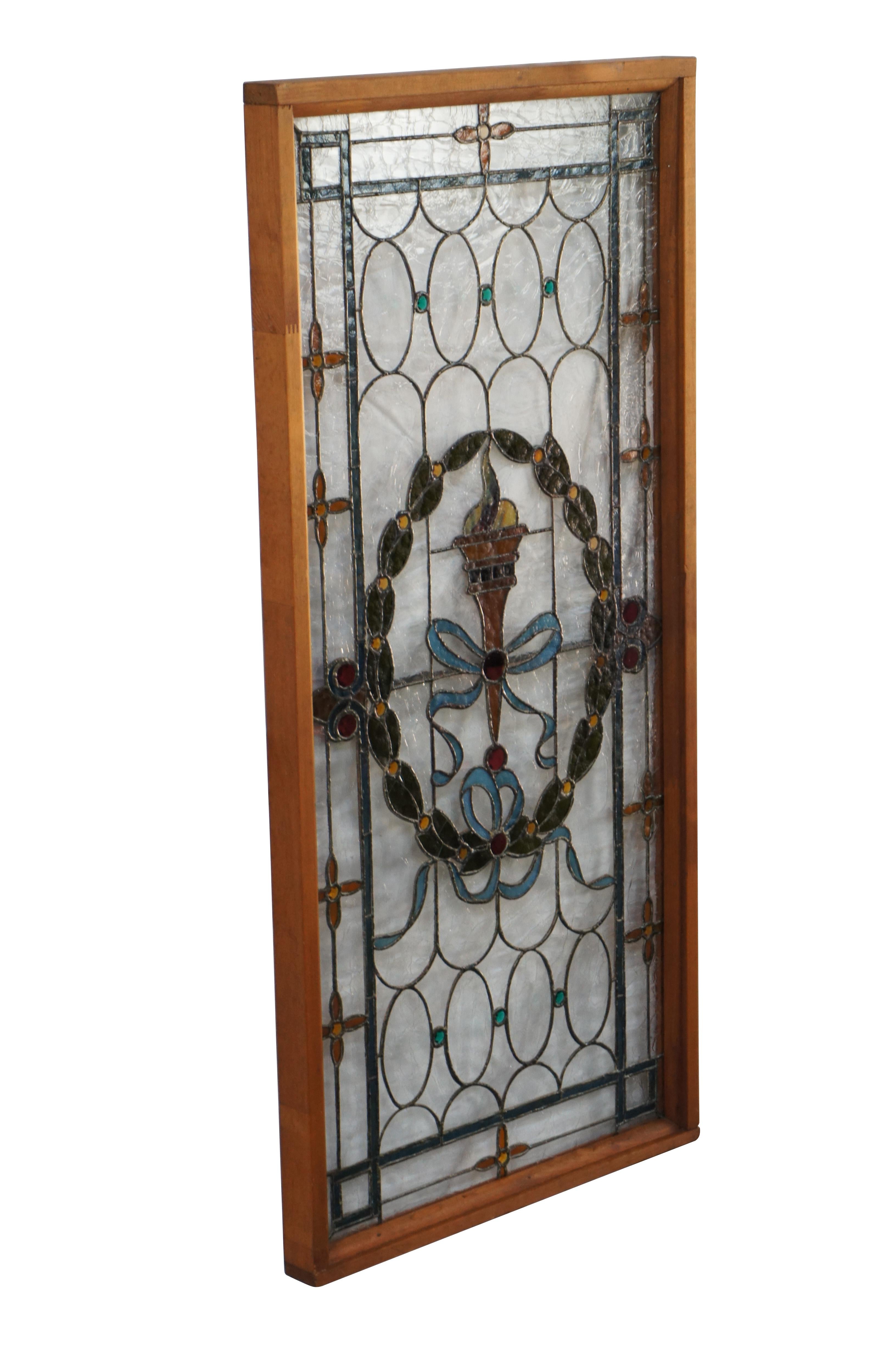 Seltene und außergewöhnliche antike Bleiverglasung.  Ein französisches neoklassizistisches Bandmotiv mit der olympischen Fackel in der Mitte, eingefasst in einen Kranz.  Das Fenster zeigt eine beeindruckende Rückwand mit bogenförmigen, ovalen und
