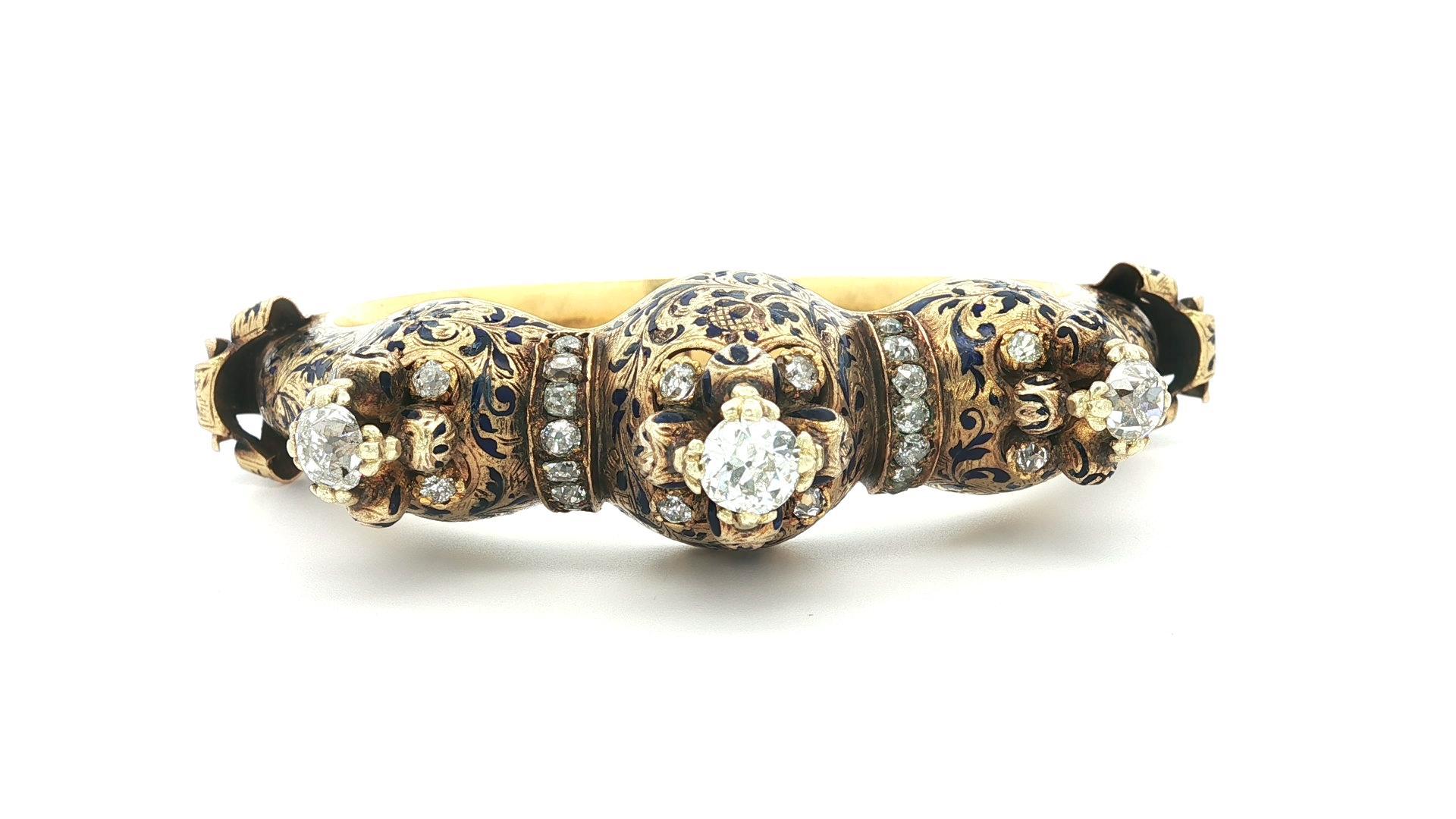 Raro grabado a mano victoriano antiguo, brazalete abierto con follaje de esmalte azul. 
-- Piedra(s) --
(3) Diamantes auténticos naturales - talla vieja - engastados - diamantes muy brillantes y limpios - 2,28ctw (aprox.)
(26) Diamantes auténticos