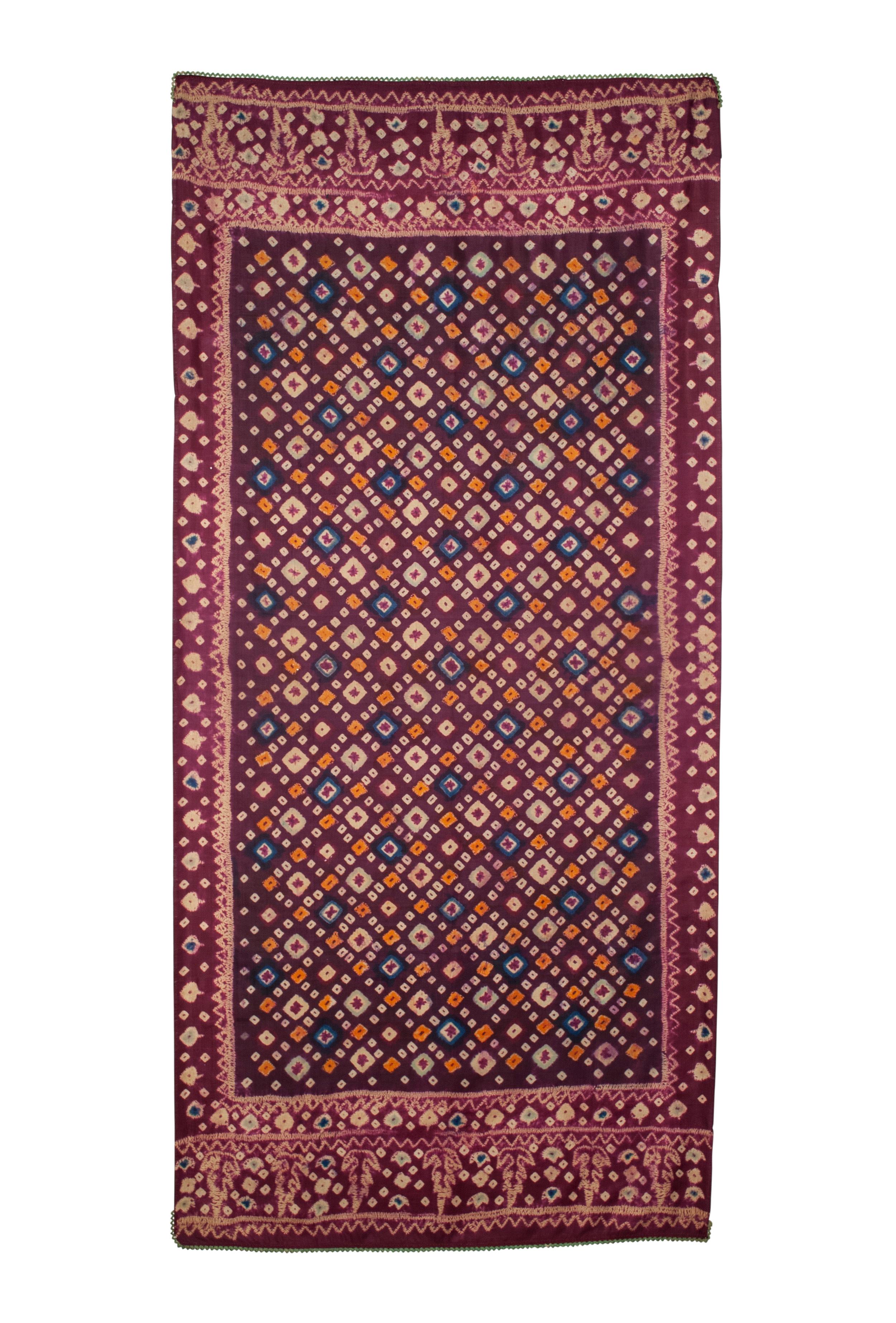 Raro foulard cerimoniale di seta da donna antico (Kiet), Cambogia

Questo velo tradizionale è stato realizzato dal popolo Cham della Cambogia, un gruppo musulmano storicamente legato alla cultura Malayer. Tessuto in seta cinese importata, il campo