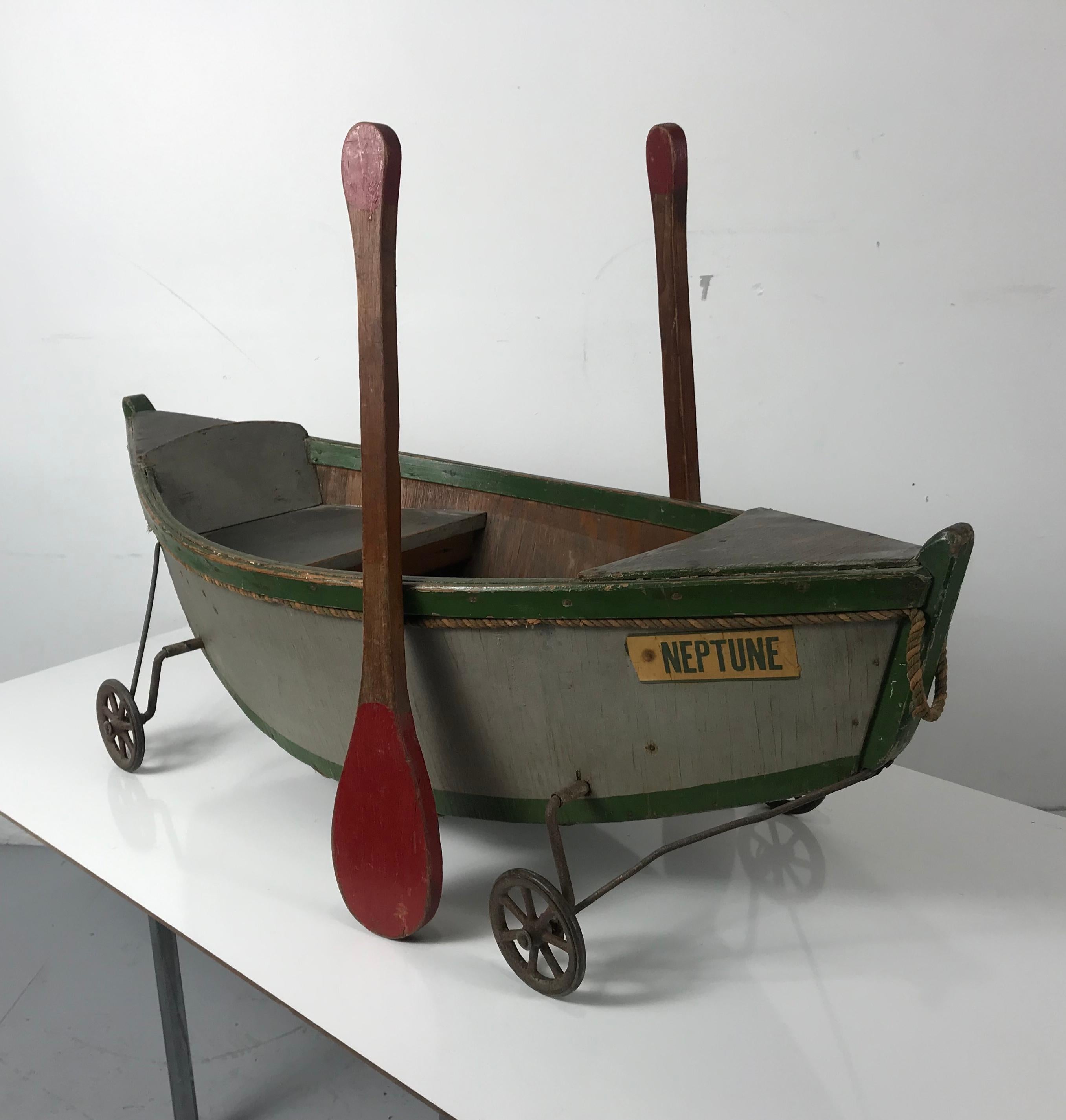 Rare bateau ancien en bois pour Child & Child's Ride on Wooden Toy Boat by Nautilus Toy Co. Londres  Abîmé - En vente à Buffalo, NY