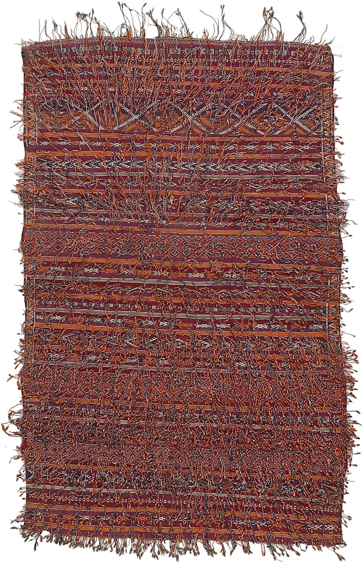 Ein seltener Berberteppich in Mischtechnik, der dem Volk der Zemmour im marokkanischen Mittleren Atlas zugeschrieben wird und ursprünglich als Satteldecke diente - ein Gegenstand von großem Prestige bei den Berberstämmen. Das Muster besteht aus