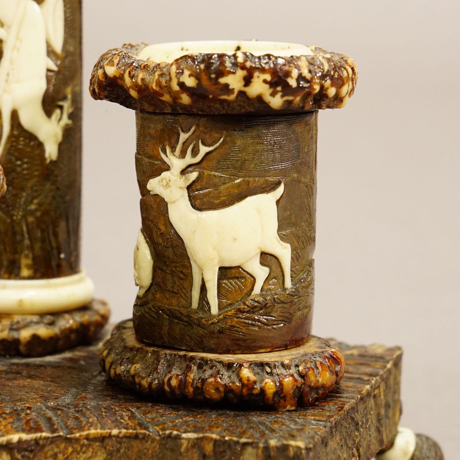 Bois Rare bureau en bois de cerf avec sculptures élaborées, Allemagne vers 1840 en vente