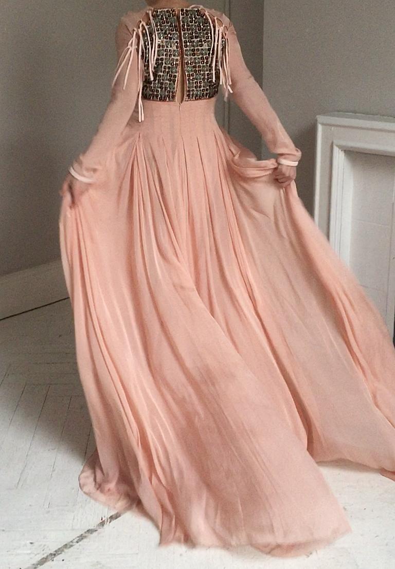 Vestido etéreo de ensueño con cuentas de Antonio Berardi. Una maravillosa y exquisita obra de arte ponible. Muy cara y de producción limitada.

Confeccionada en gasa de seda rosa pálido con falda de múltiples capas de gasa.  Exquisito corpiño de