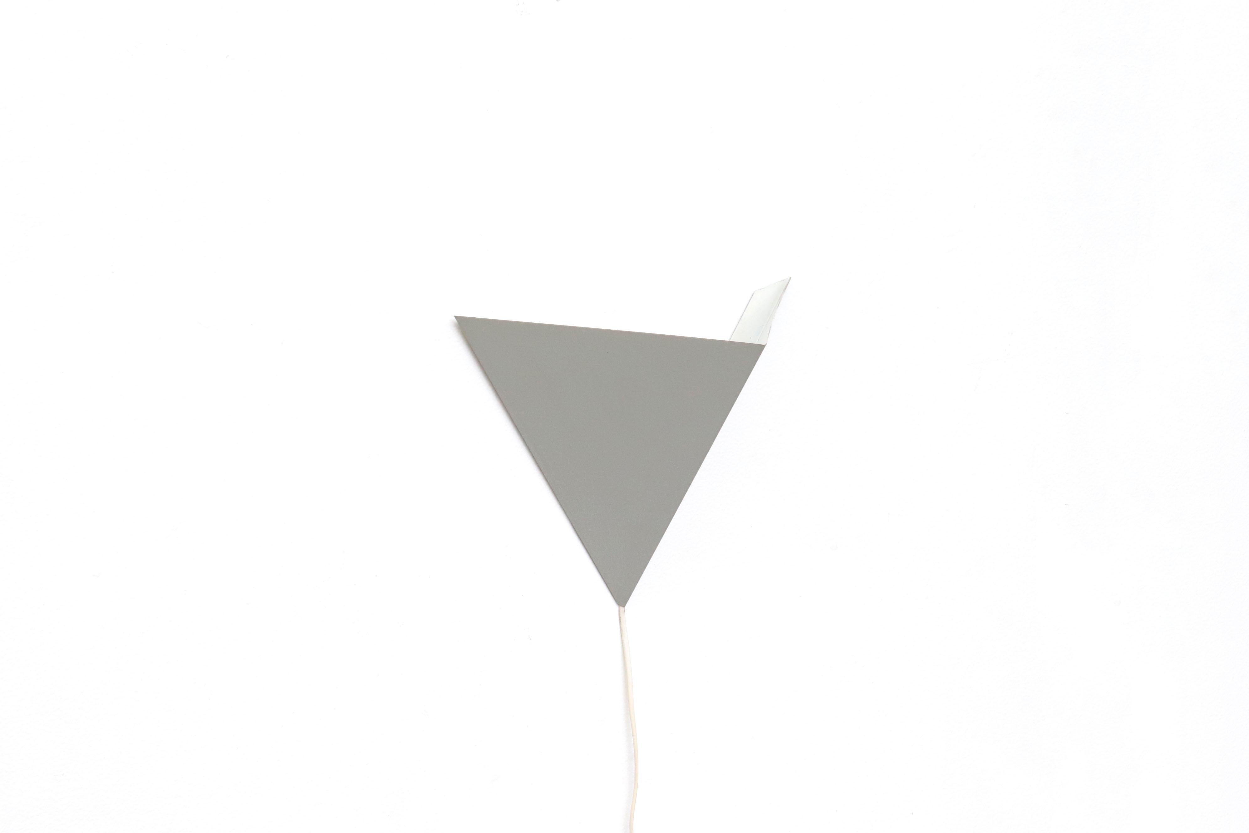 Rare Anvia Sleek Gray Enameled Aluminum Triangular Wall Sconce In Good Condition For Sale In Los Angeles, CA