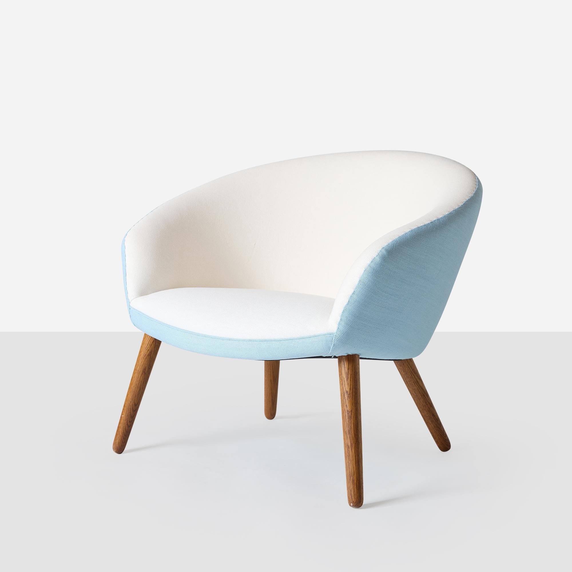 A rare AP-26 lounge chair designed by Nanna Ditzel in 1953 and produced by A.P. Stolen.

This piece exemplifies Danish modernism with its sculptural form and fine craftsmanship. It features an oak frame and legs, complemented by an upholstered seat