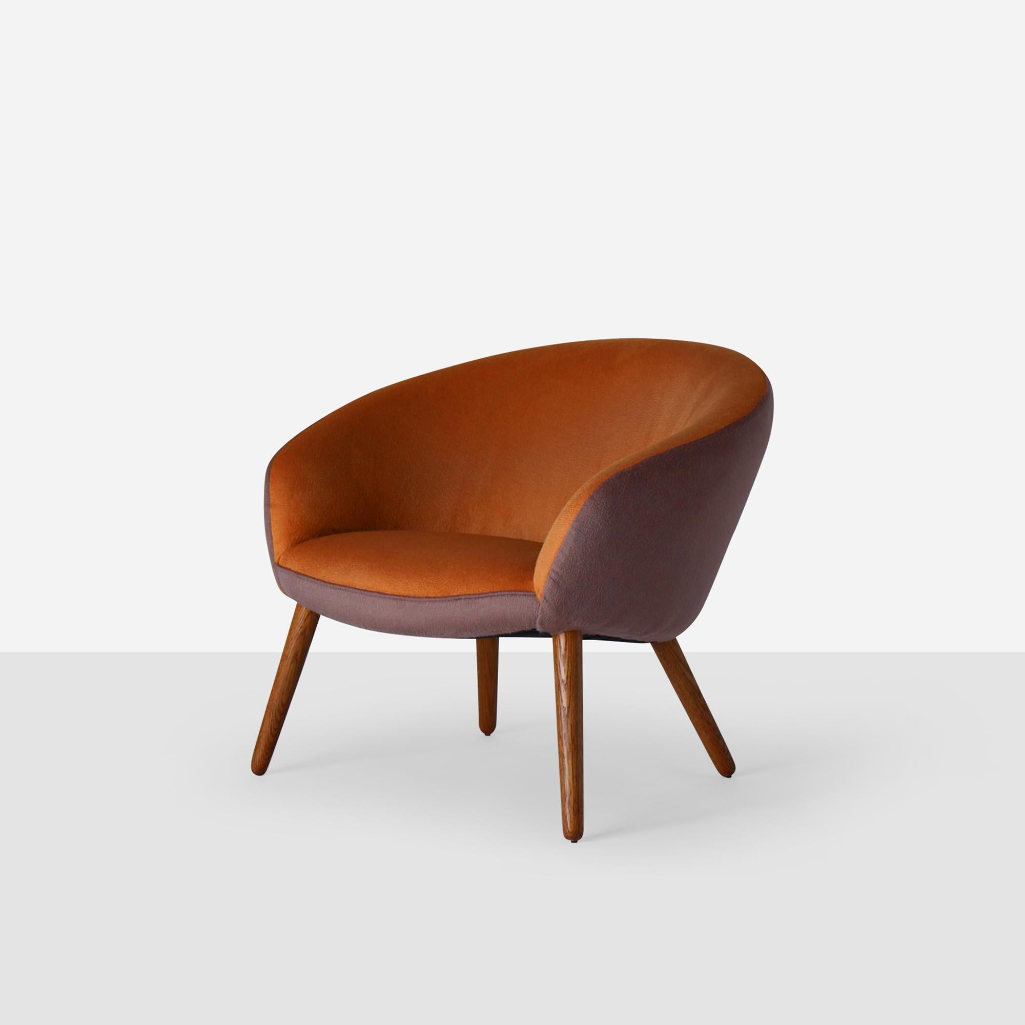 Cette rare chaise longue AP-26 de Nanna Ditzel pour A.P. Stolen, circa 1953 Denmark, illustre le modernisme danois avec son cadre sculptural en chêne et son artisanat de qualité. Le tissu réversible 