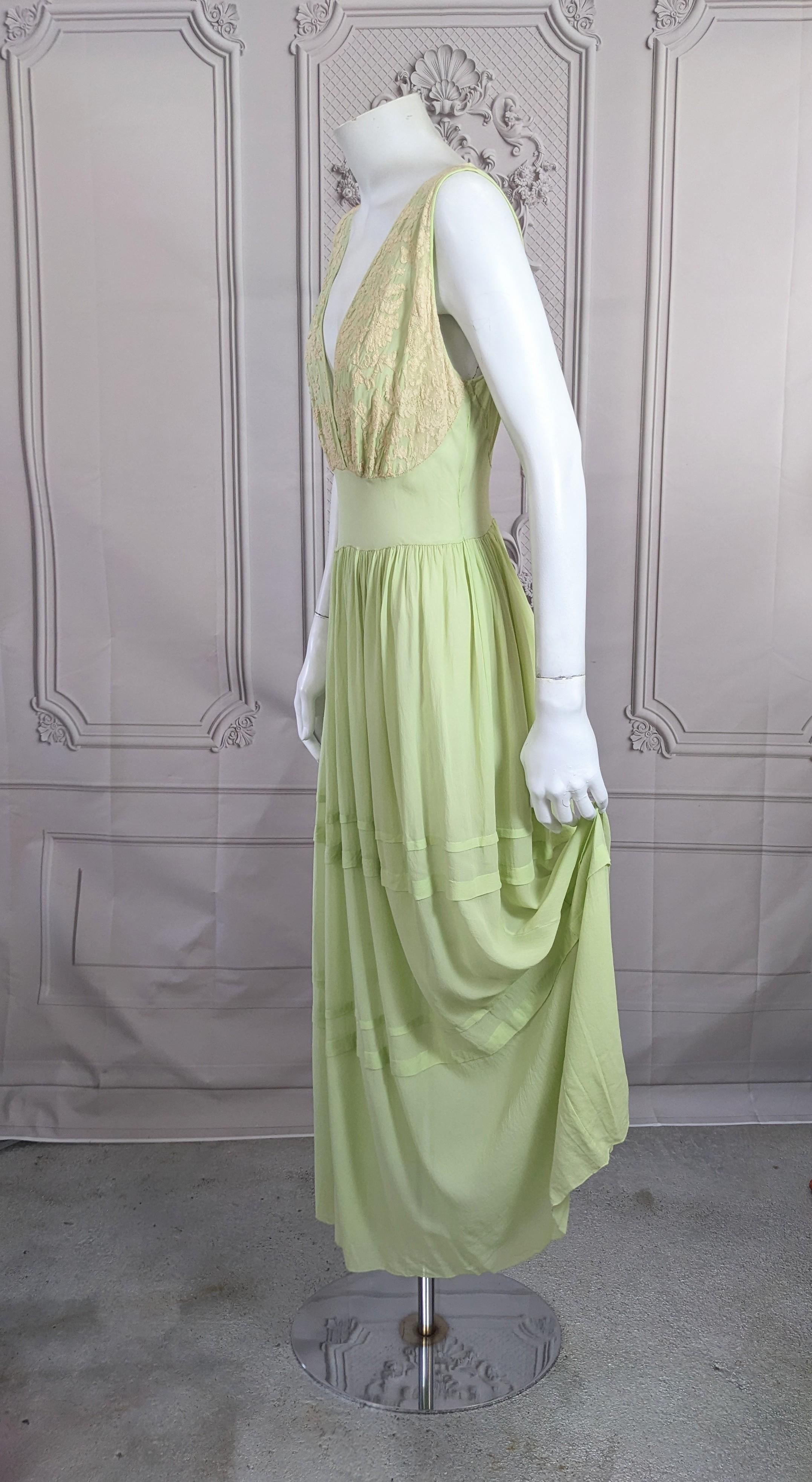 Seltenes Apfel-Jade Grünes Slip-Kleid im Zustand „Gut“ im Angebot in New York, NY