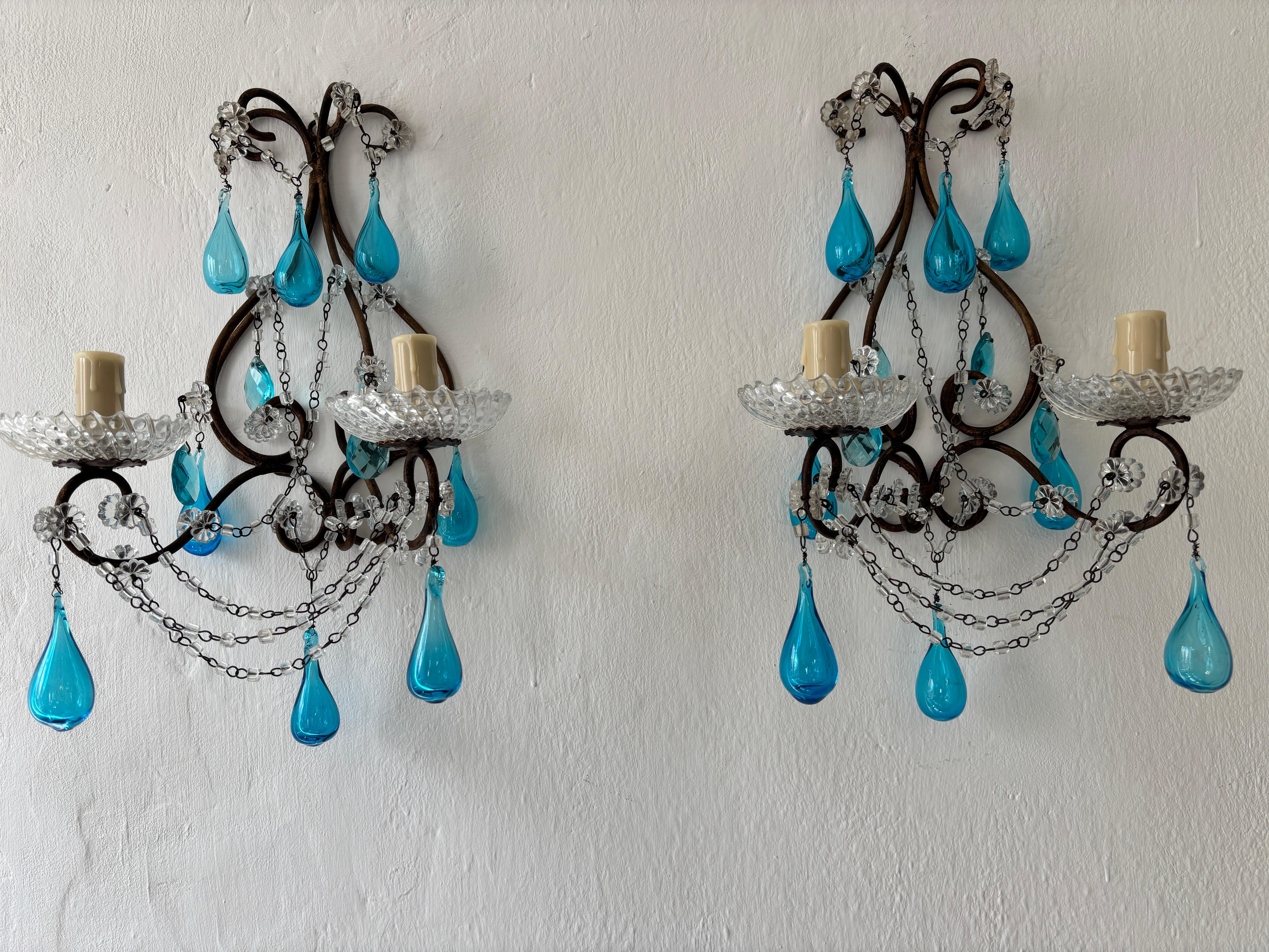 Carcasa de 2 luces cada una.  Se recableará con enchufes certificados UL US para EEUU, enchufes adecuados para el resto de países y listo para colgar. Preciosas bobeches raras.  Hileras de cuentas de macarrones.  Adornando 4 prismas de cristal
