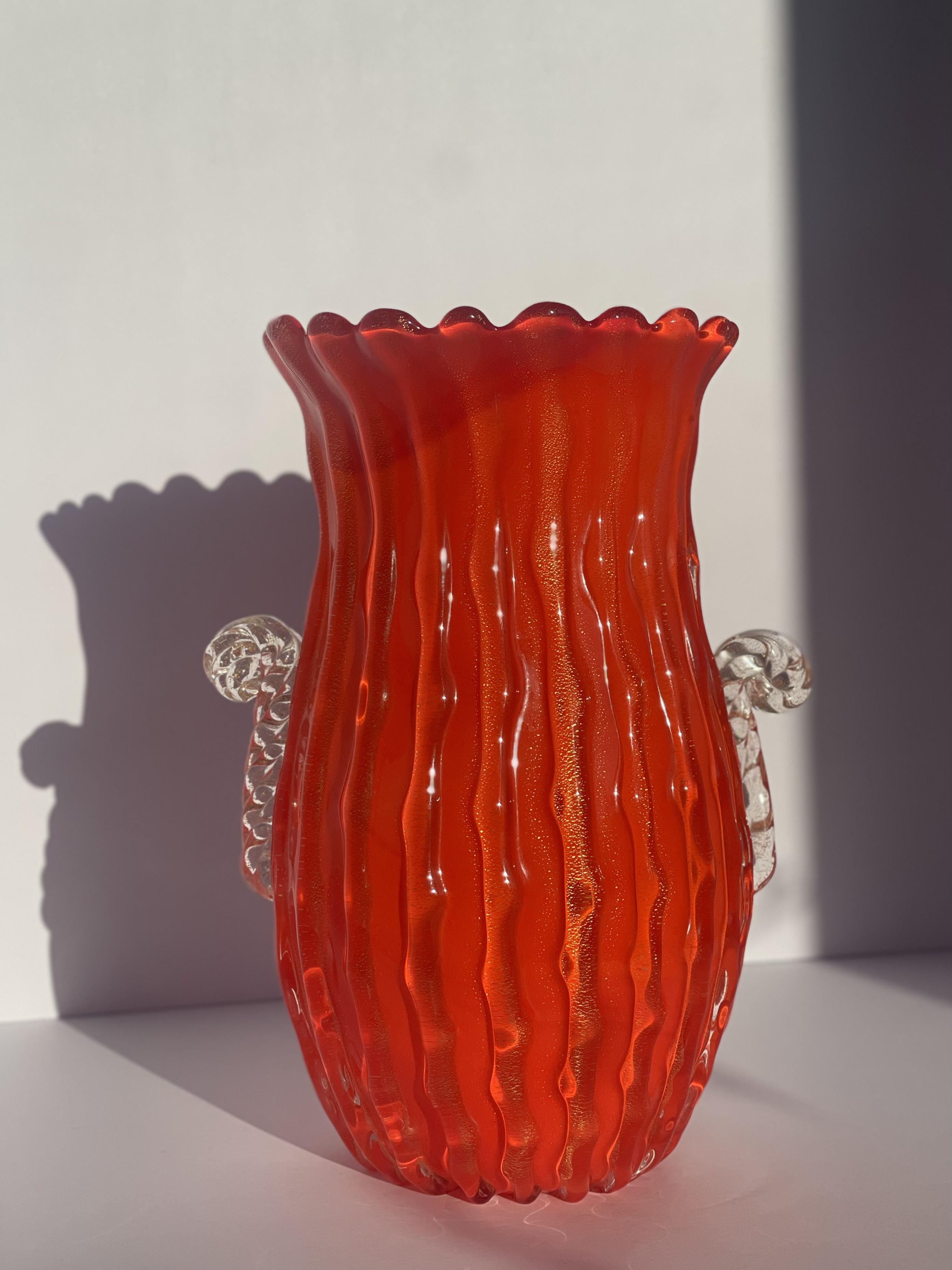Un eccezionale e unico vaso in vetro di Archimede Seguso, realizzato in Italia negli anni Cinquanta. Questo vaso a coste di colore arancione vibrante presenta manici a voluta trasparenti ed è elegantemente infuso con avventurina a foglia d'oro,