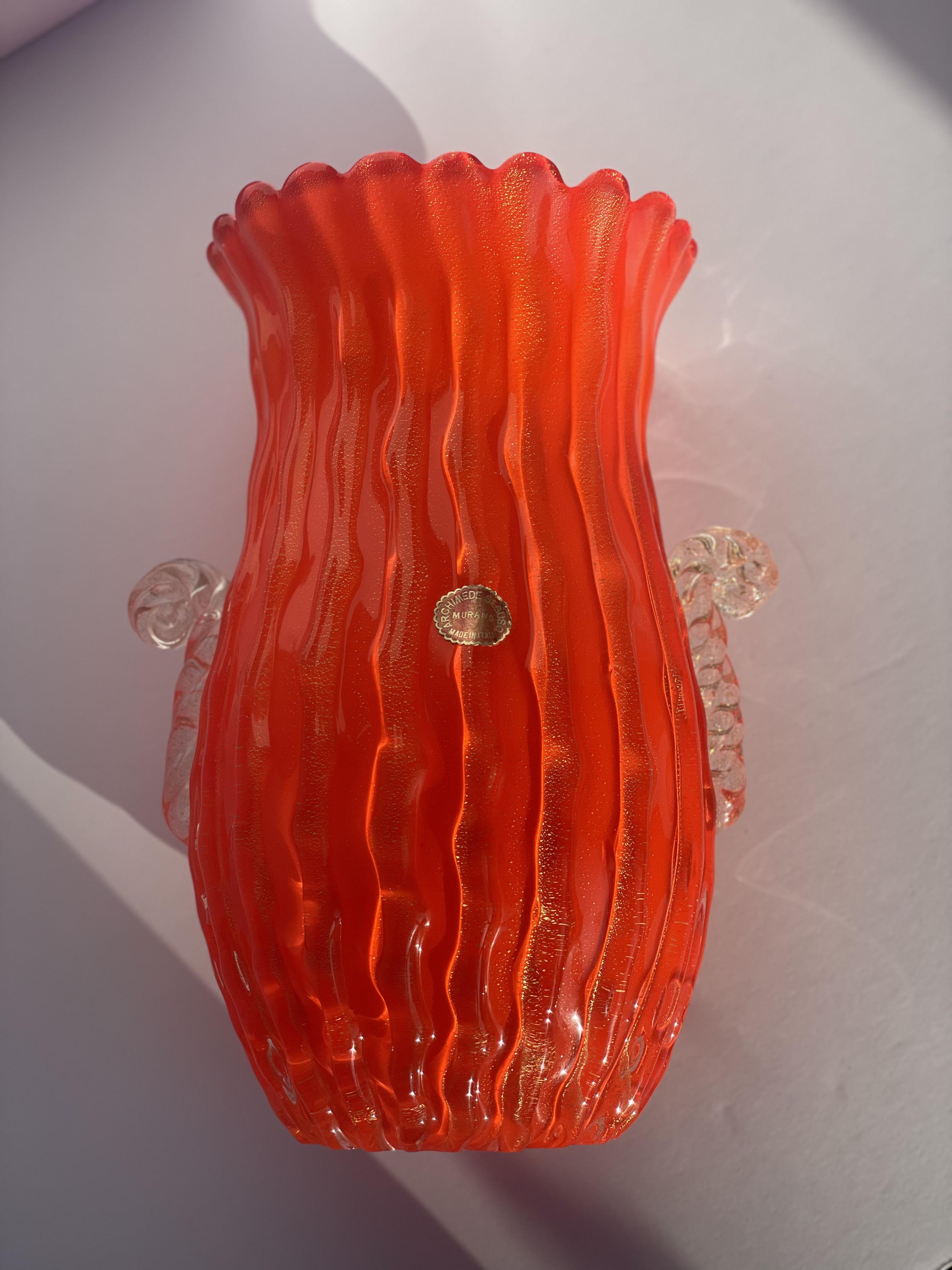 Italiano Raro vaso a coste arancione di Archimede Seguso - avventurina oro, manici a voluta in vendita