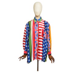 Chemise rare d'époque des années 1990, Moschino, motif coloré représentant les drapeaux du monde, en satin coloré