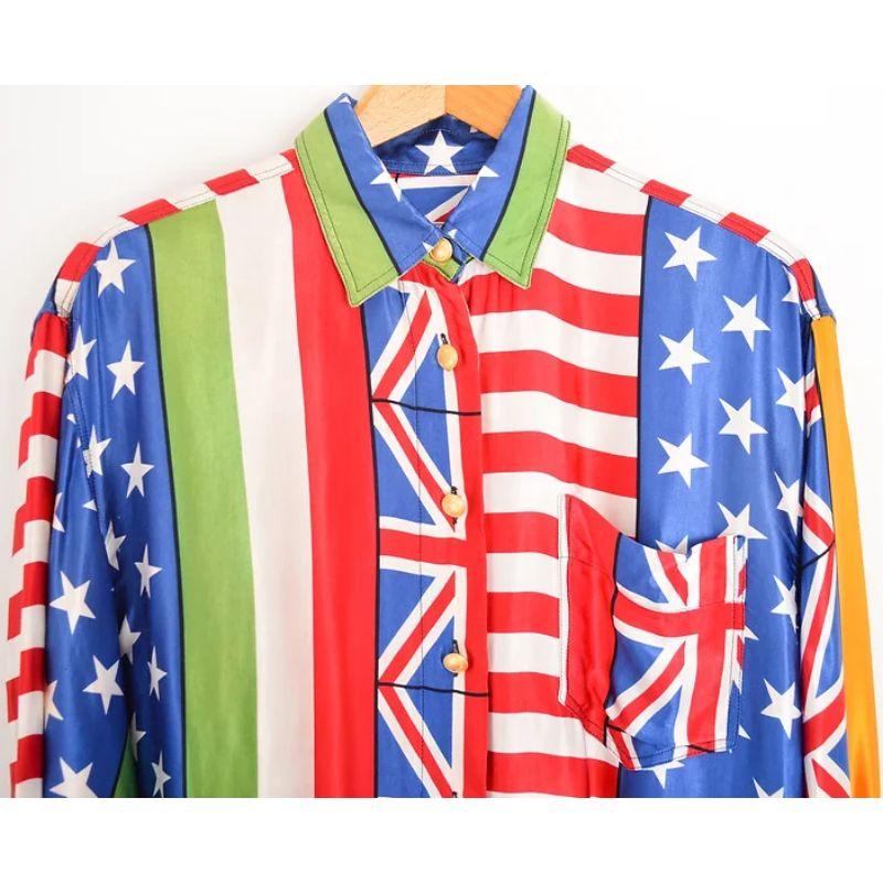 Beige Rare chemise à manches longues Moschino à motif de drapeaux du monde des années 90 en vente