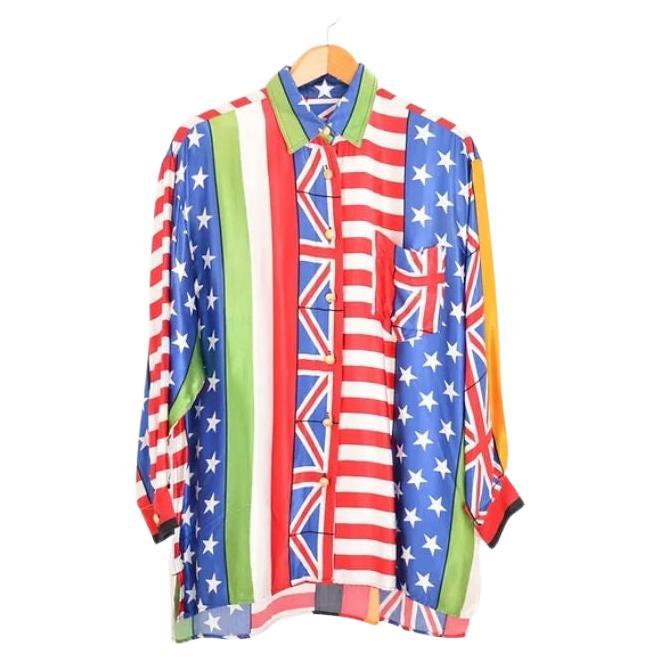 Rare chemise à manches longues Moschino à motif de drapeaux du monde des années 90 en vente