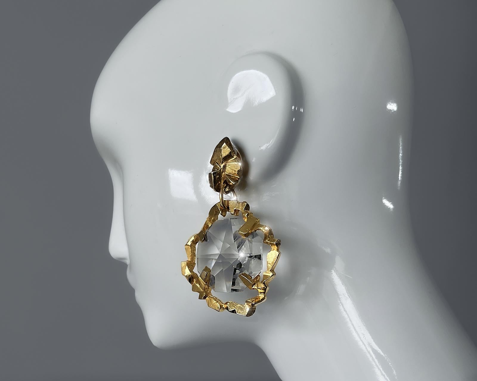 Extrêmement rare  Jean Xavier Duhart bijoux. 
D'une élégance sculpturale, ces boucles d'oreilles sont un mélange étonnant d'art et d'artisanat. Les montures audacieuses et dentelées aux tons dorés embrassent des orbes de cristal facetté, exhalant